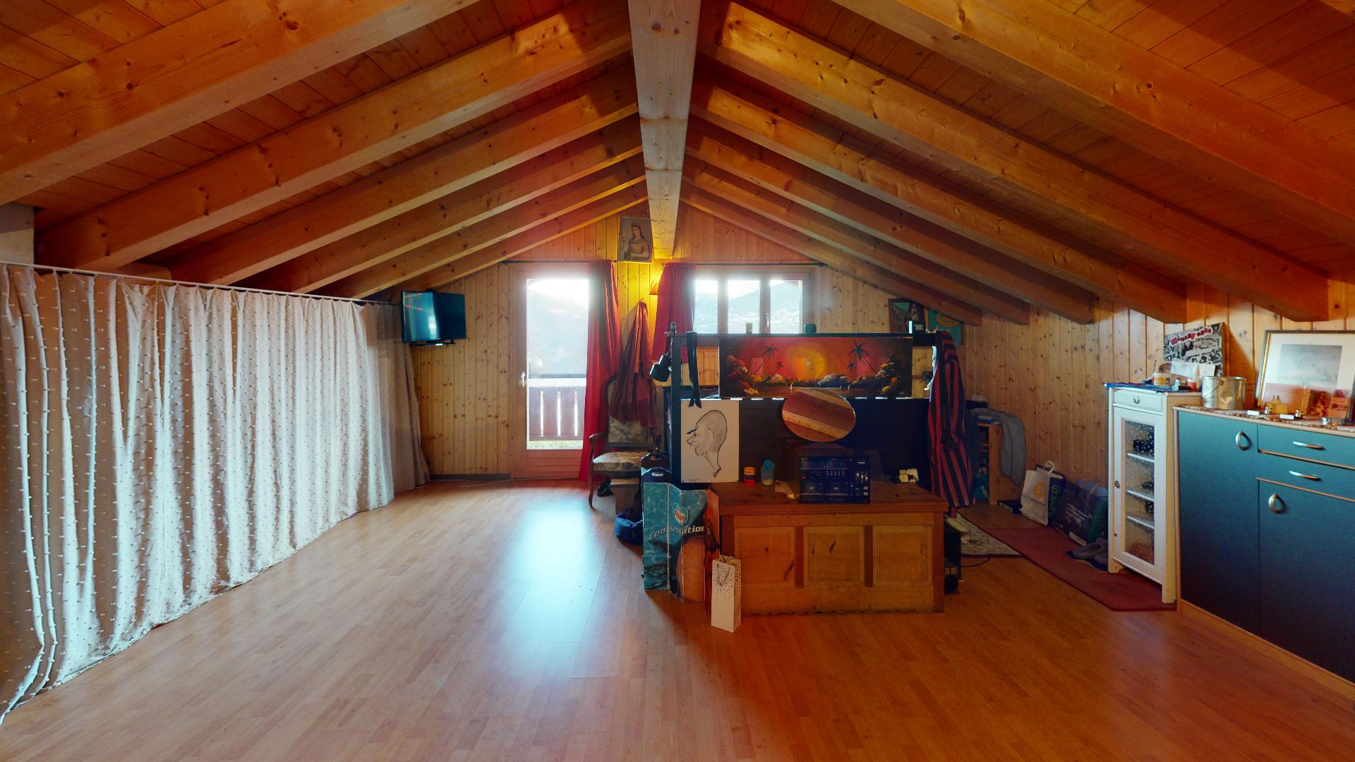Ausgebauter Dachraum mit Holzverkleidung