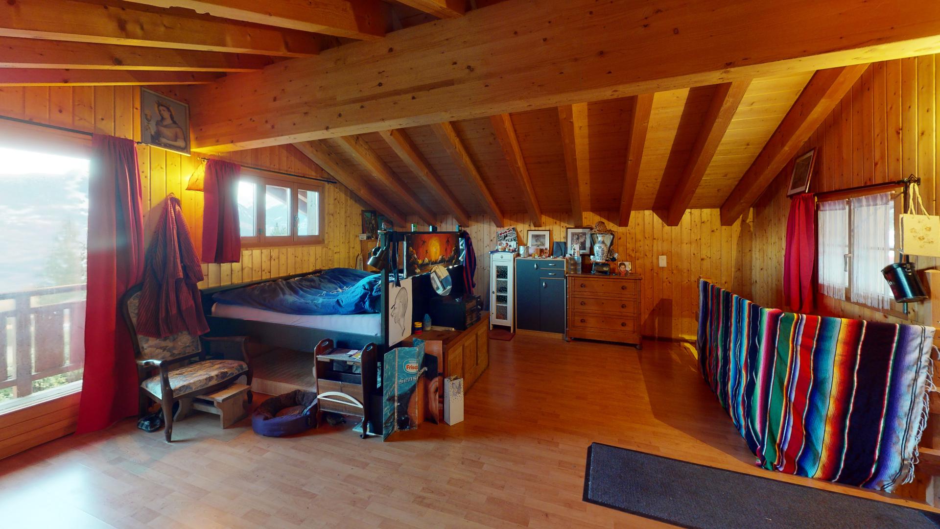 Gemütliches Dachzimmer mit Holzverkleidung