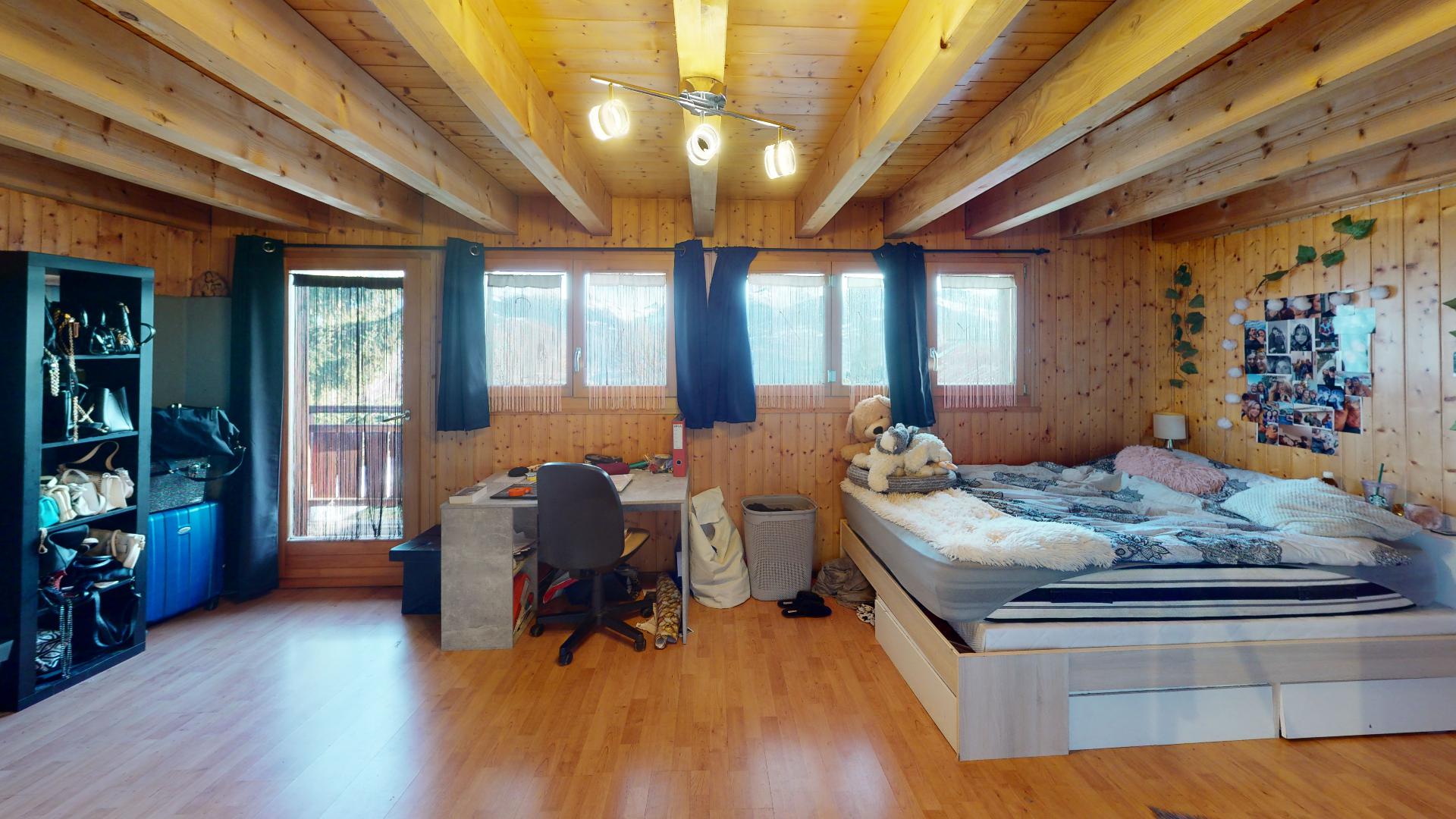 Holzverkleidetes Schlafzimmer mit Dachschrägen