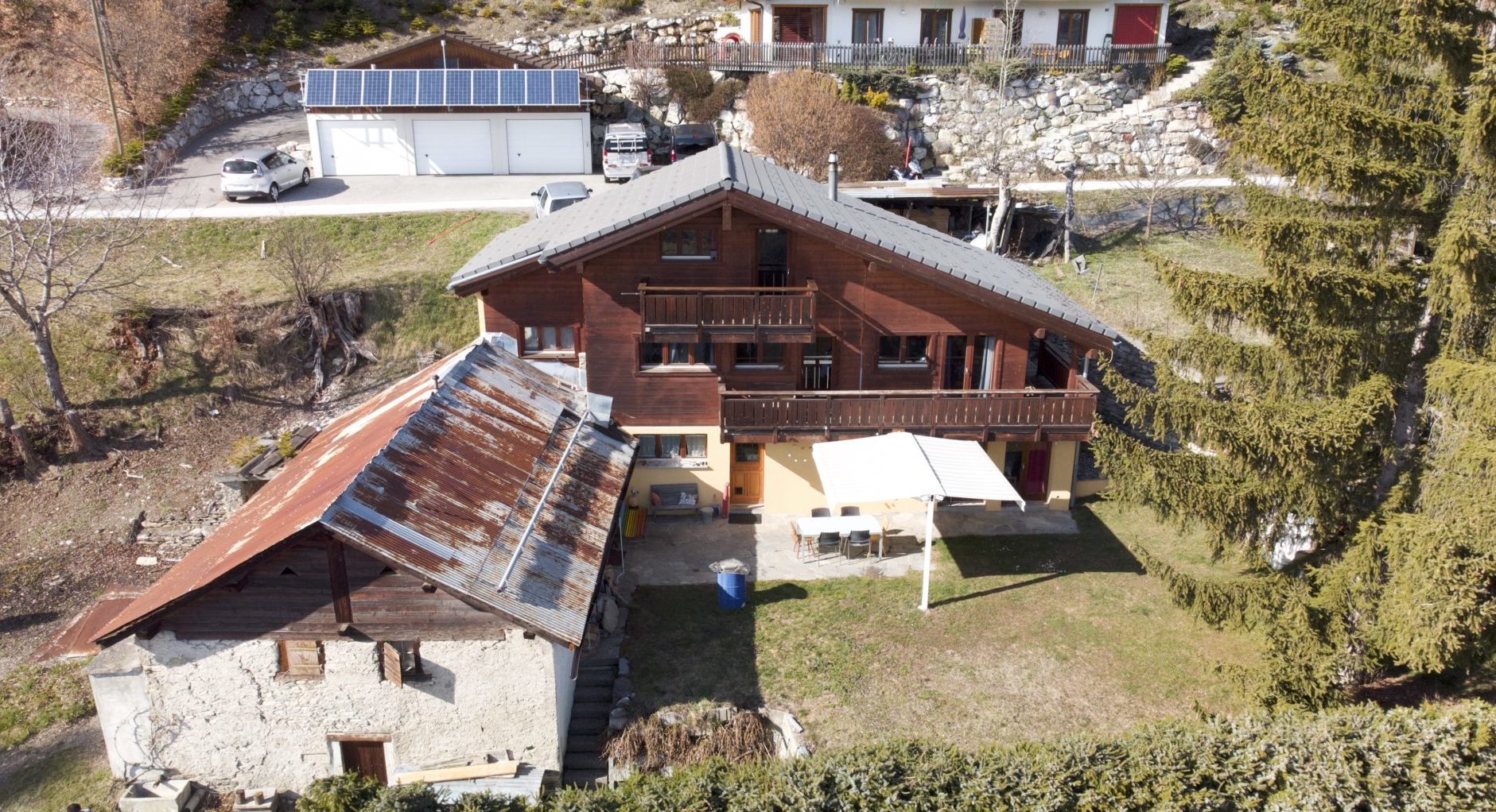 Alpenhaus mit Nebengebäude und Solarcarport