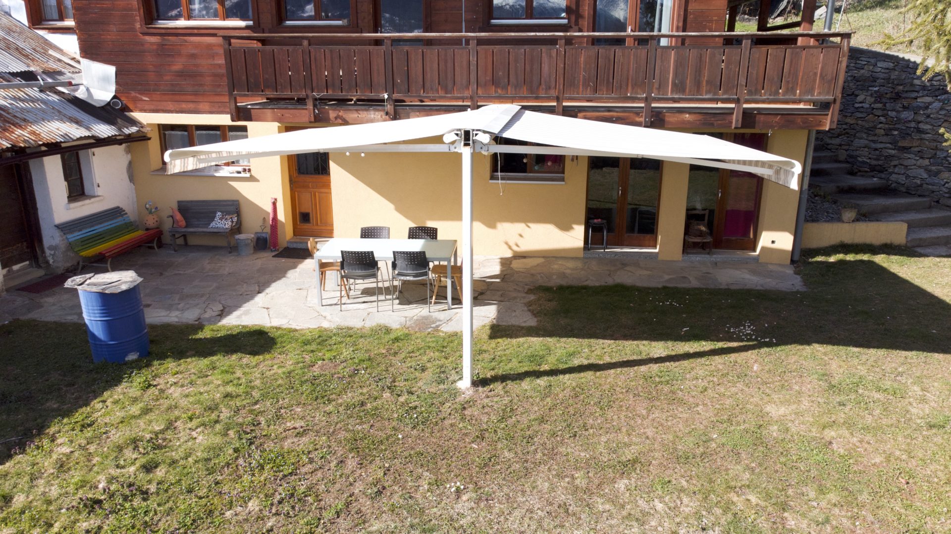 Terrasse und Hausrückseite mit Sitzplatz