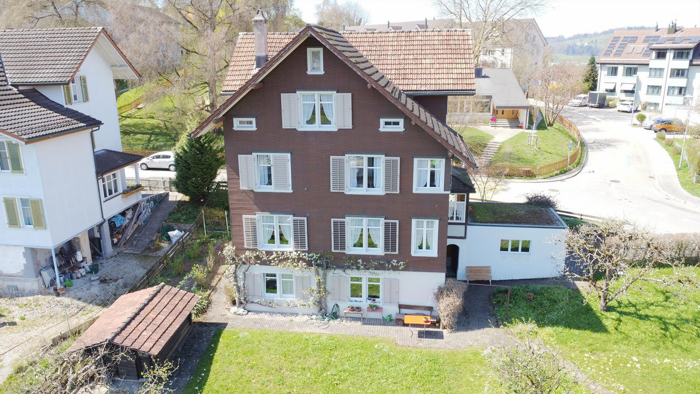 Luftaufnahme eines Wohnhauses mit Garten