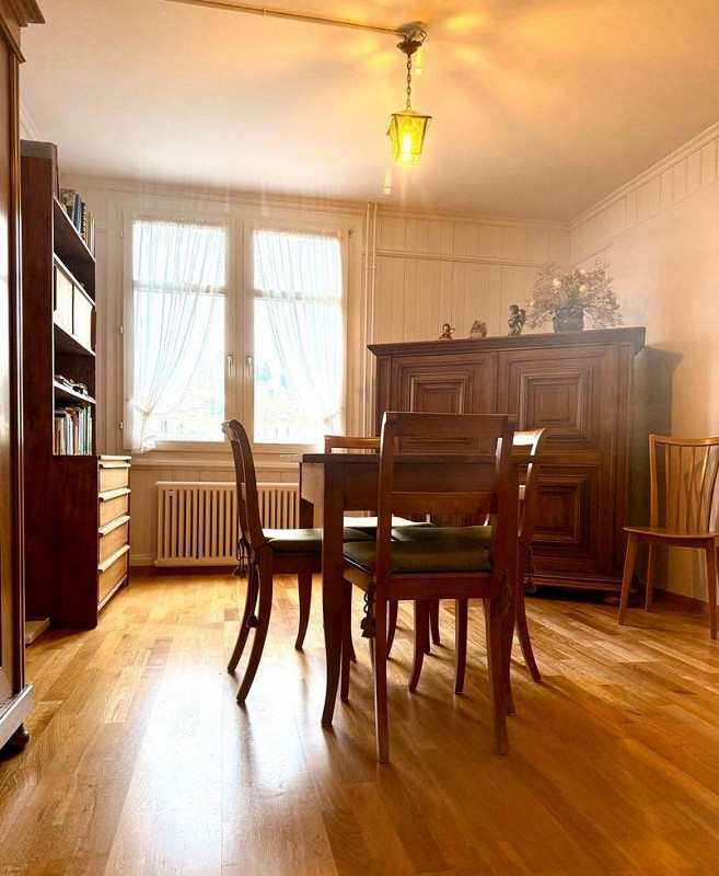 Esszimmer mit Holzmöbeln und Tageslicht