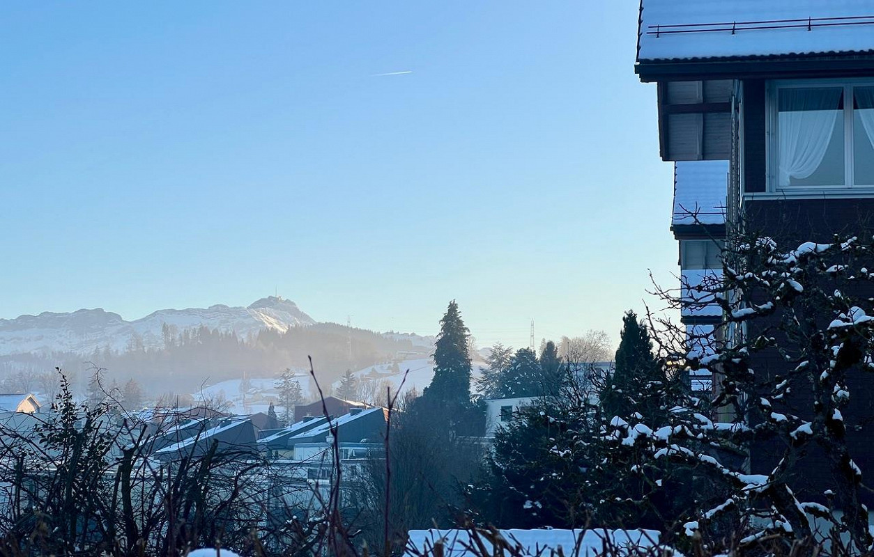 Winterlicher Bergblick mit Wohnhaus