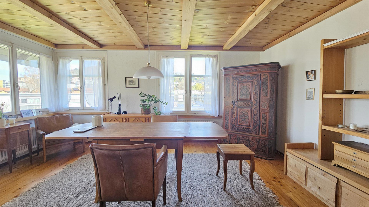 Esszimmer mit Holzdecke und rustikalen Möbeln