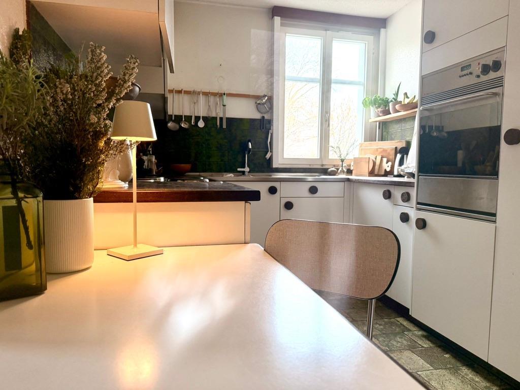 Helle Küche mit Essbereich