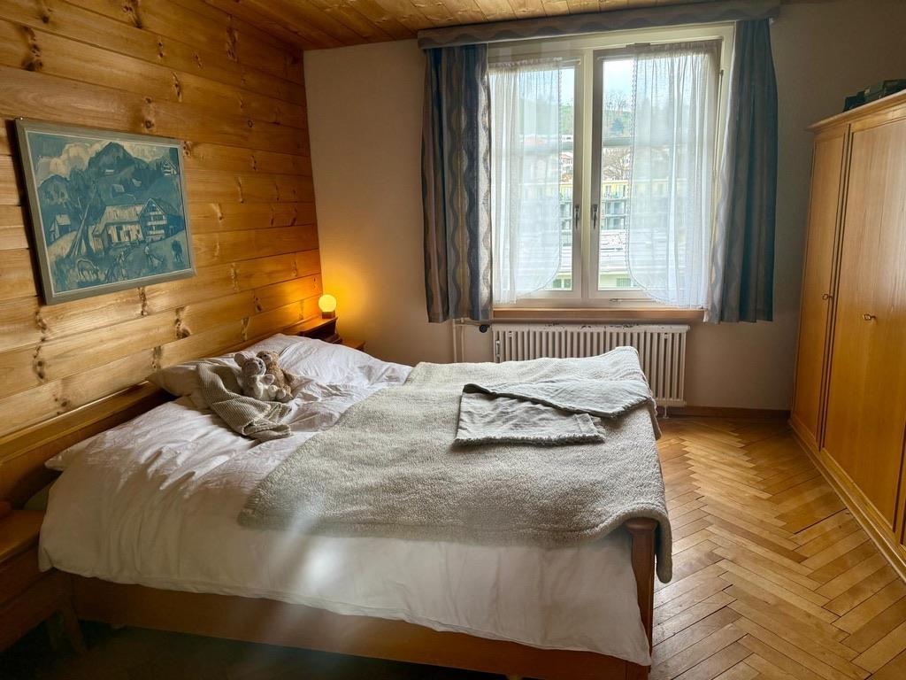 Gemütliches Schlafzimmer mit Holzvertäfelung