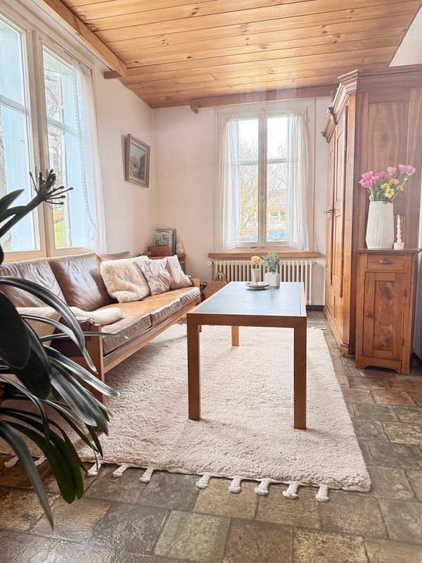 Gemütliches Wohnzimmer mit Holzbalkendecke