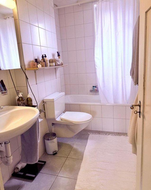 Badezimmer mit Badewanne und WC