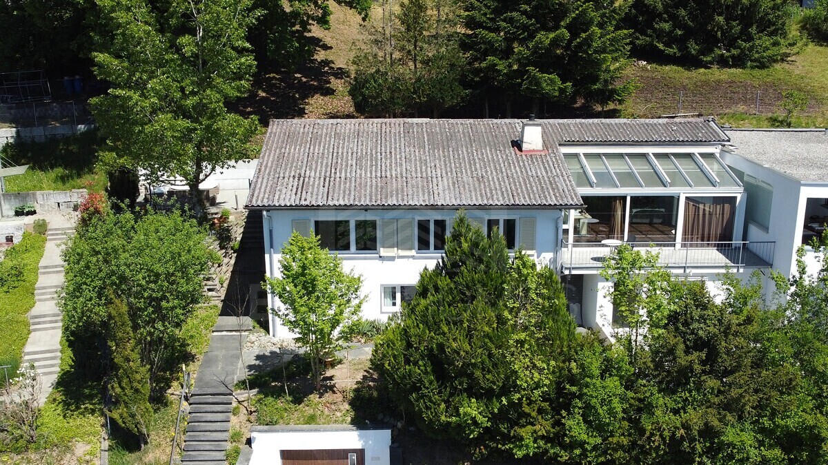 Luftaufnahme eines Hauses mit Garten