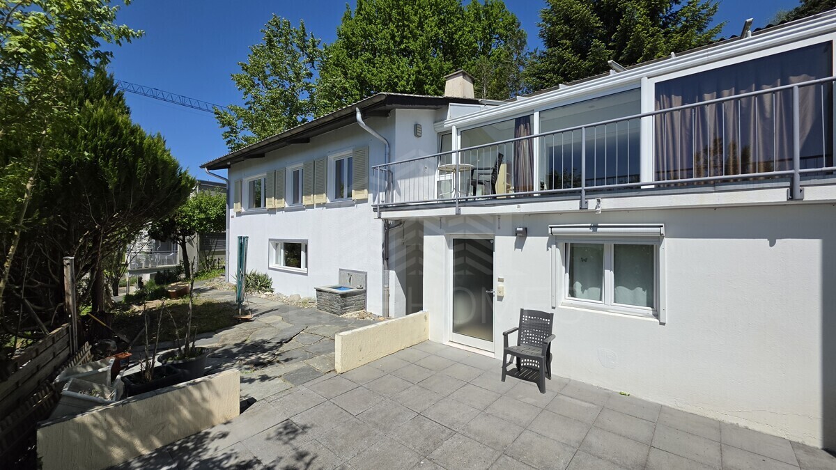 Haus mit Terrasse und Balkon