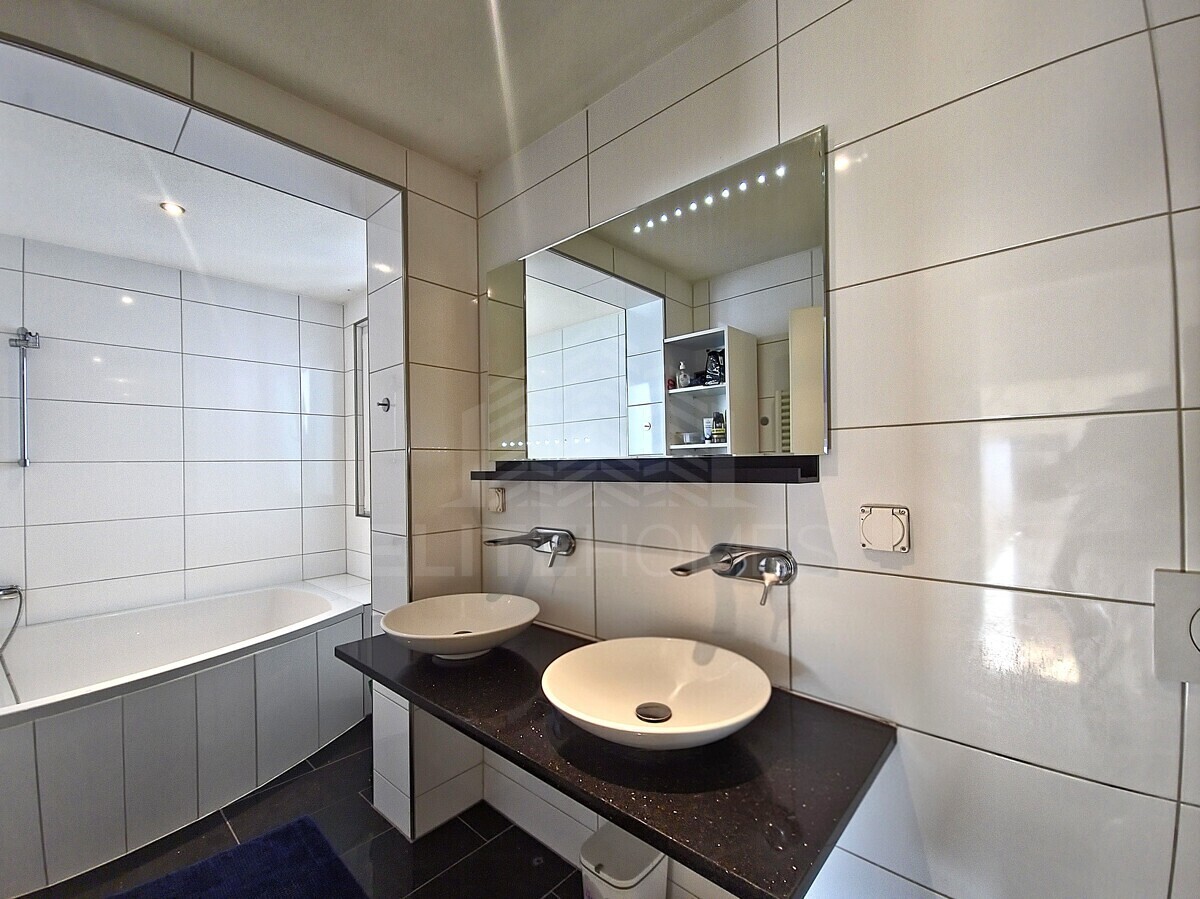 Modernes Badezimmer mit Doppelwaschbecken und Badewanne