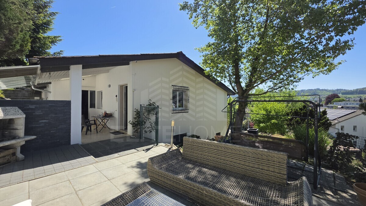 Terrasse mit Hausfassade und Gartenblick