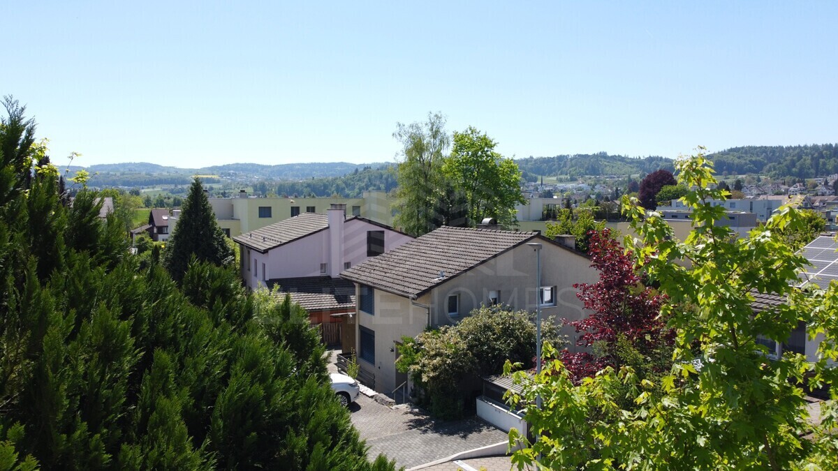 Wohnhäuser in grüner Hanglage mit Weitblick