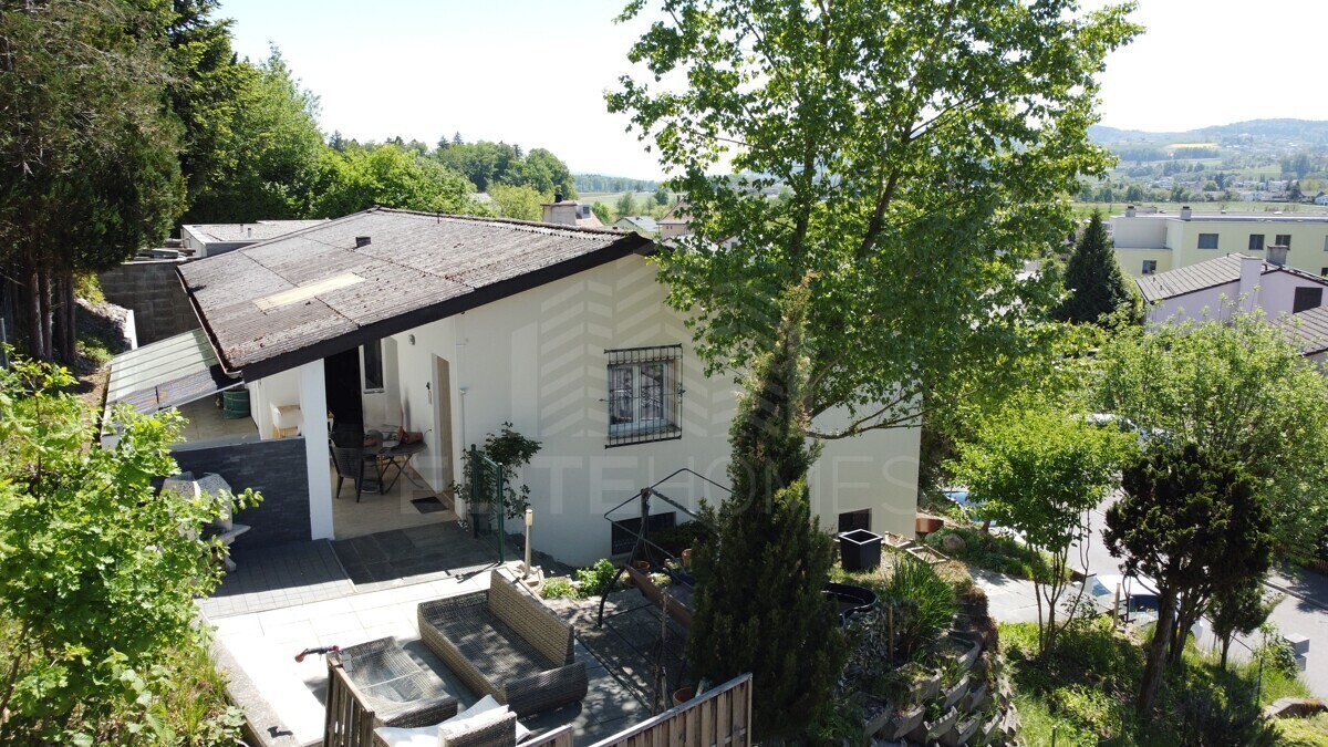 Gartenansicht eines Wohnhauses mit Terrasse