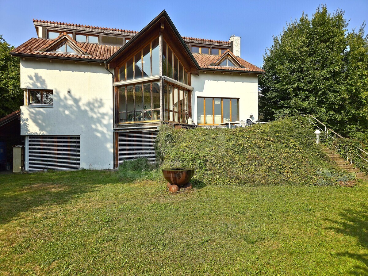 Großes Wohnhaus mit Garten
