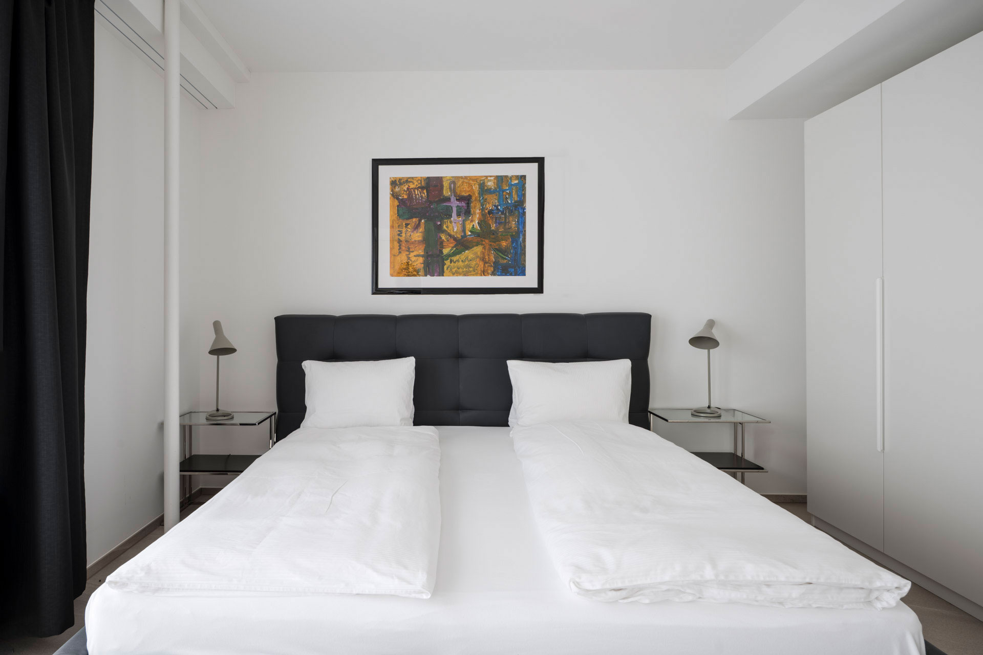 Modernes Schlafzimmer mit Doppelbett