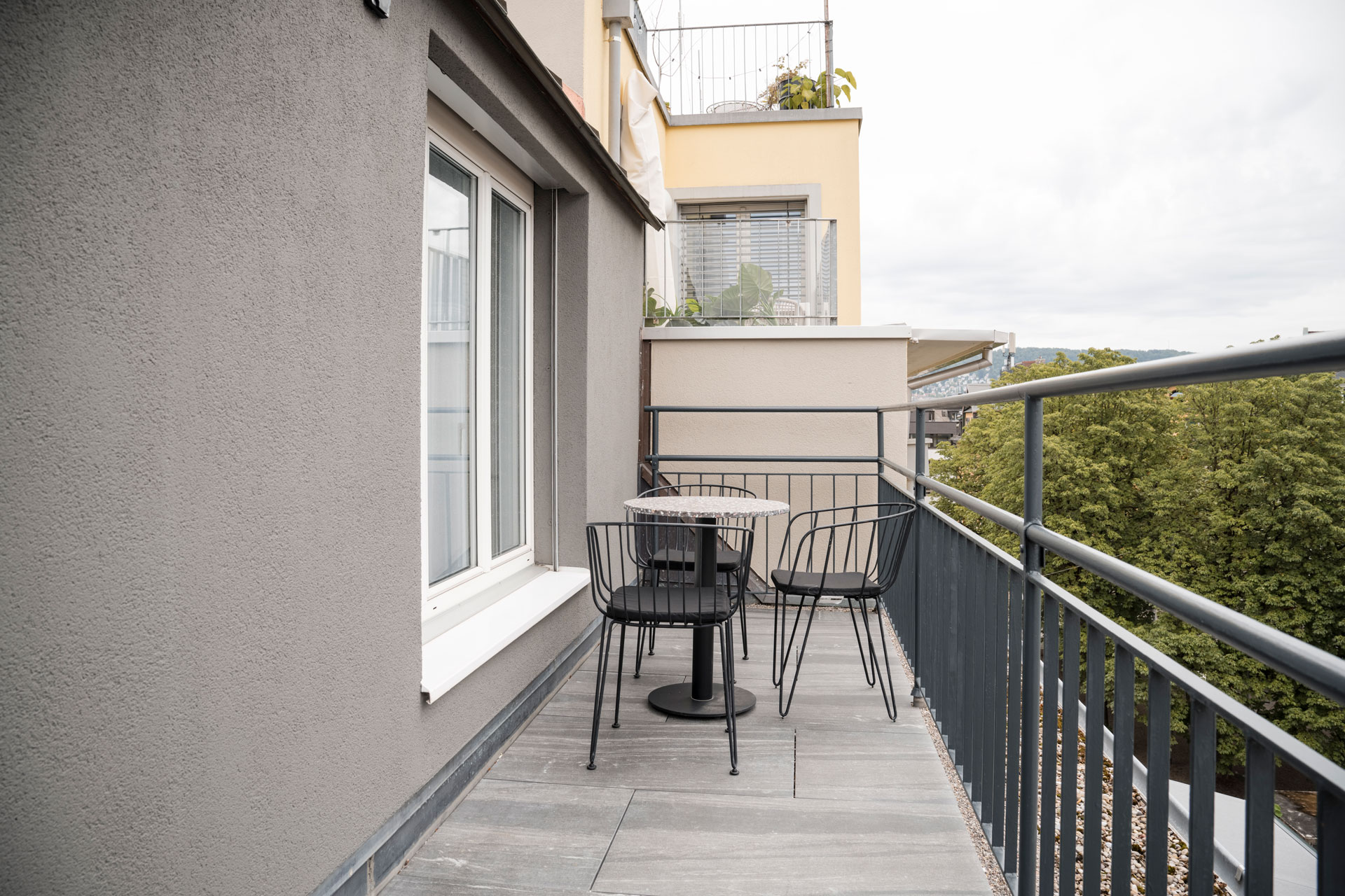 Balkon mit Sitzgruppe und Ausblick ins Grüne