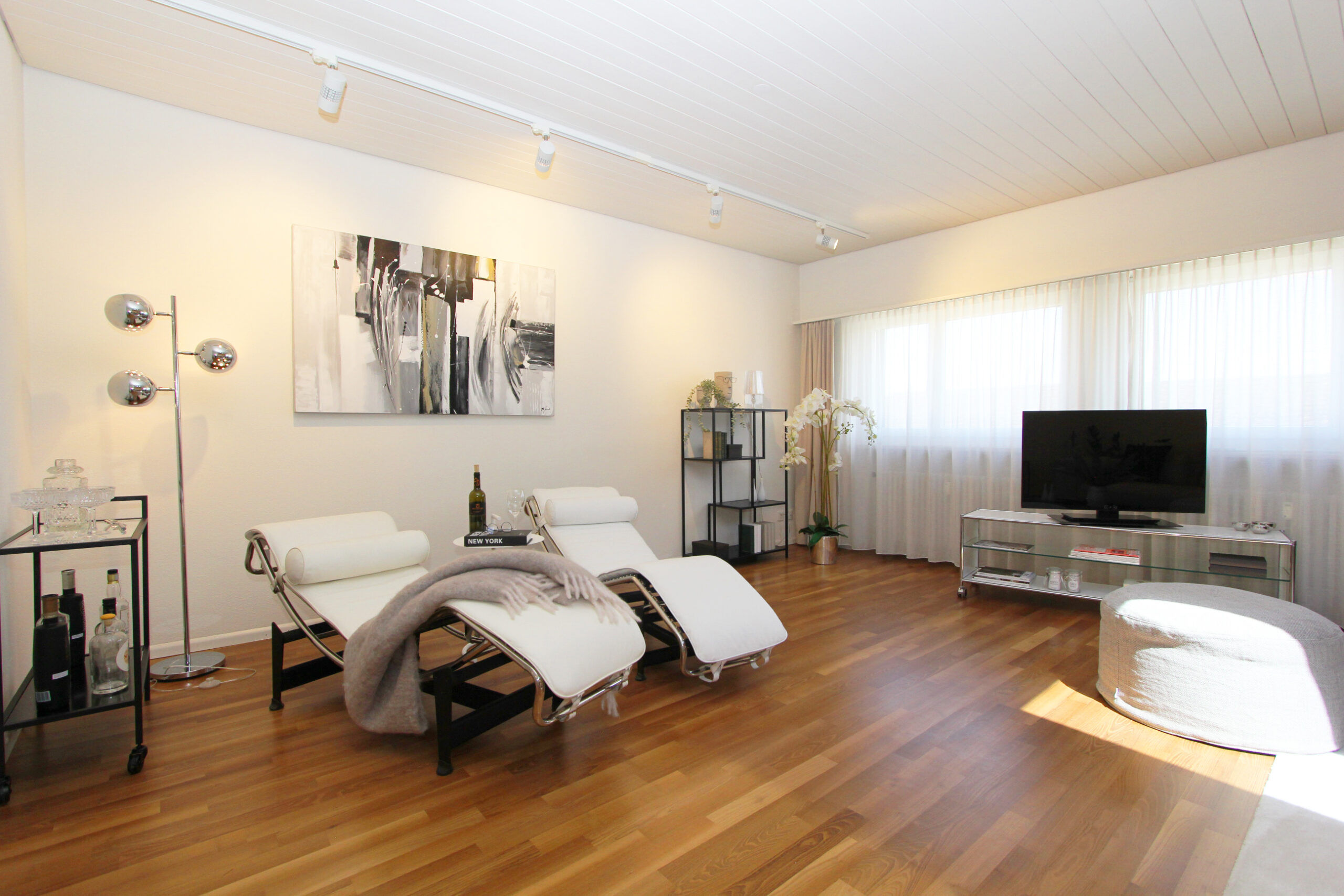 Modernes Wohnzimmer mit Lounge-Möbeln