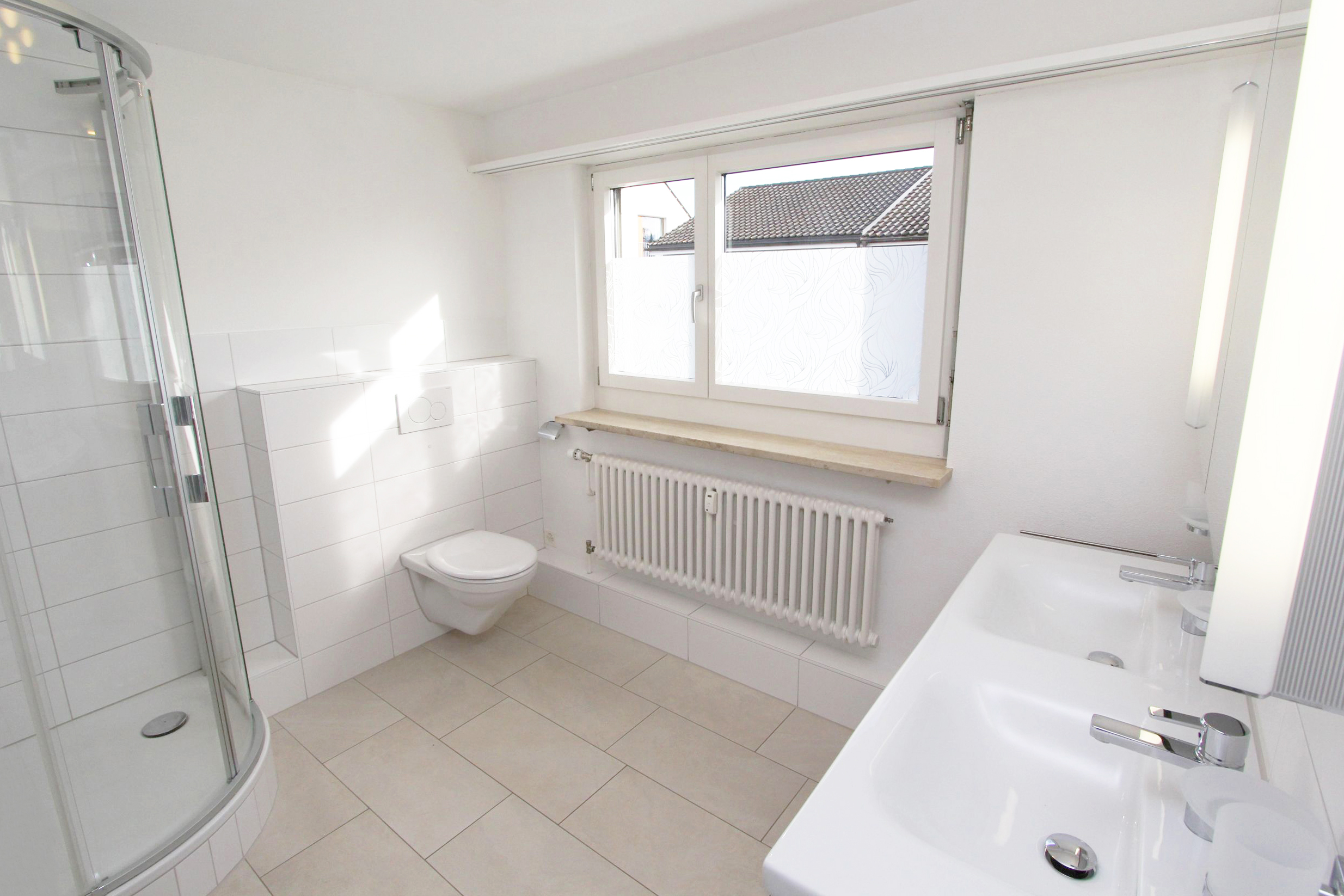 Helles modernes Badezimmer
