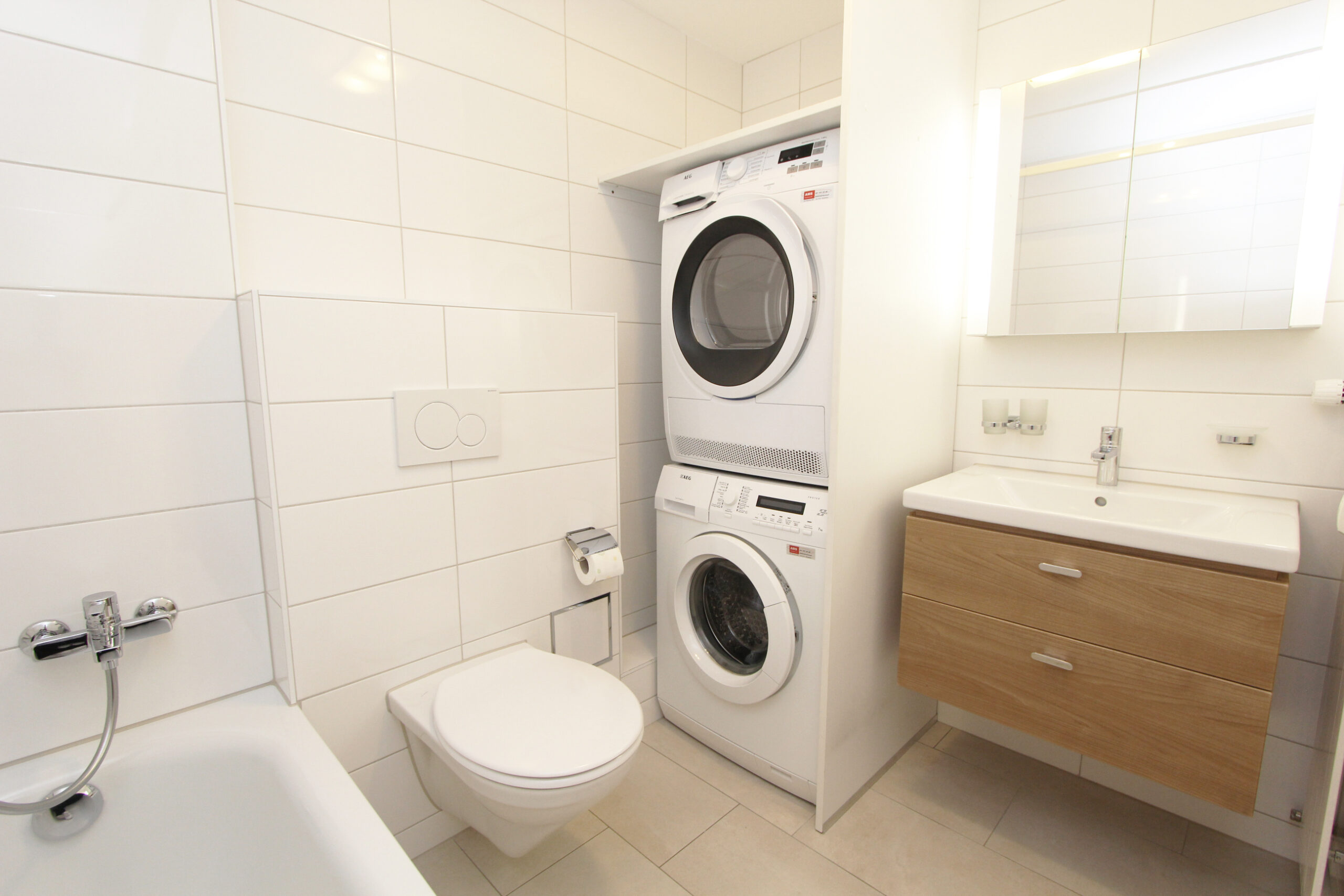 Kleines, helles Badezimmer mit Waschtisch und Waschturm