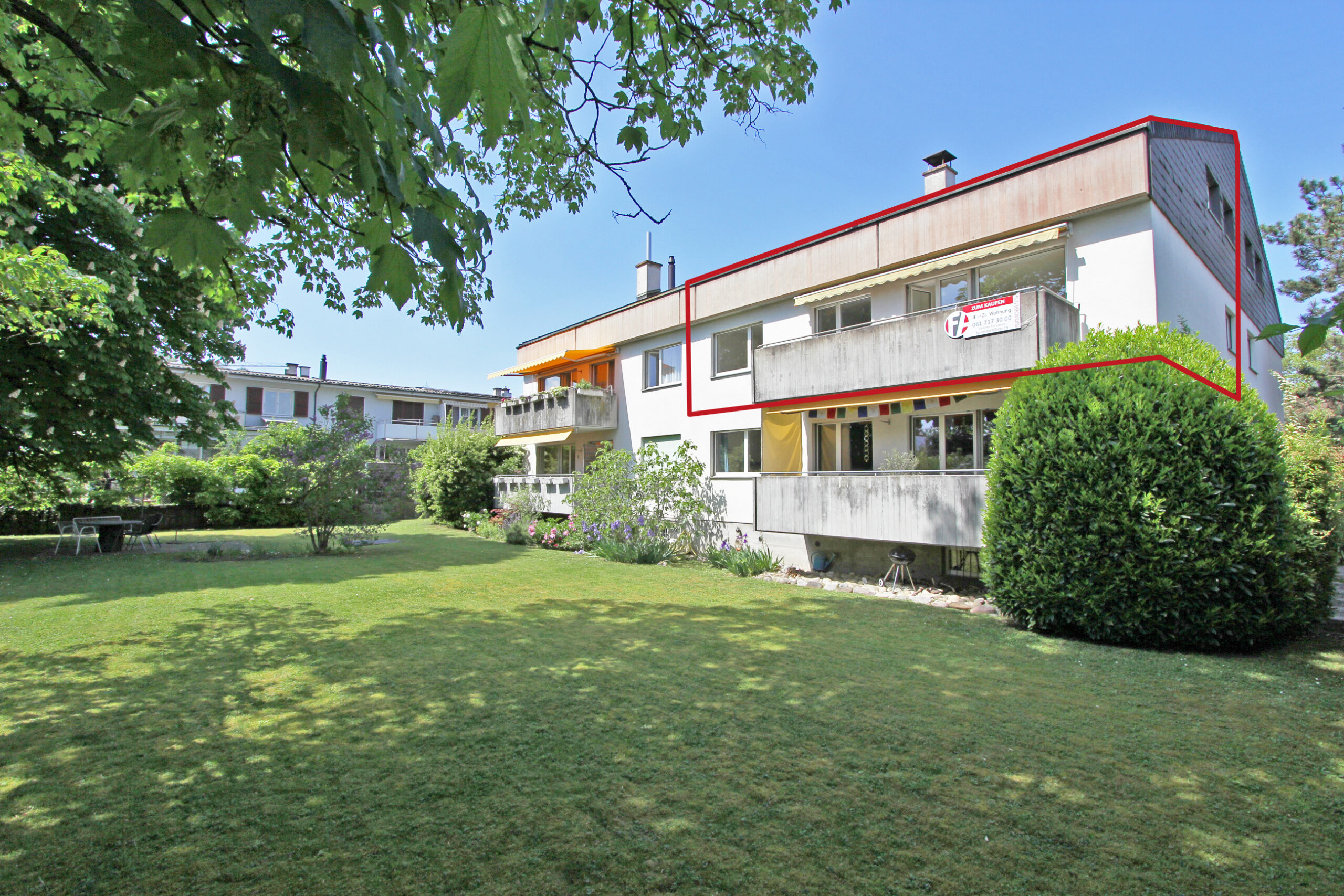 Wohnhaus mit Garten und Balkonen