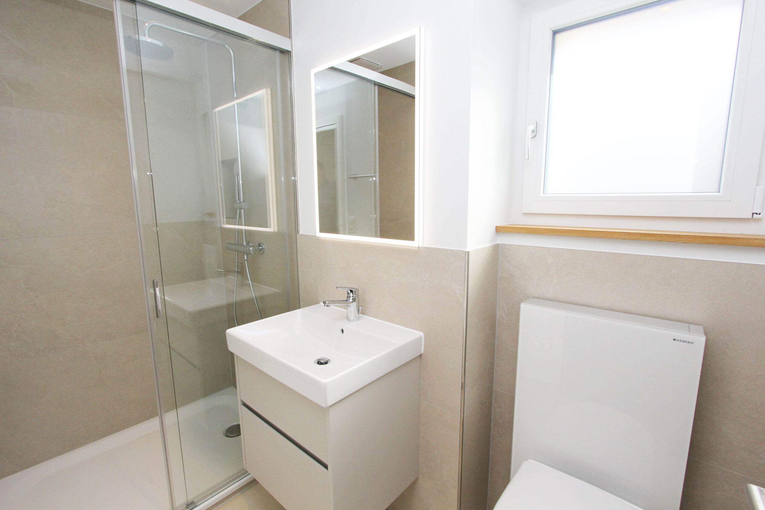 Modernes Badezimmer mit Dusche und WC