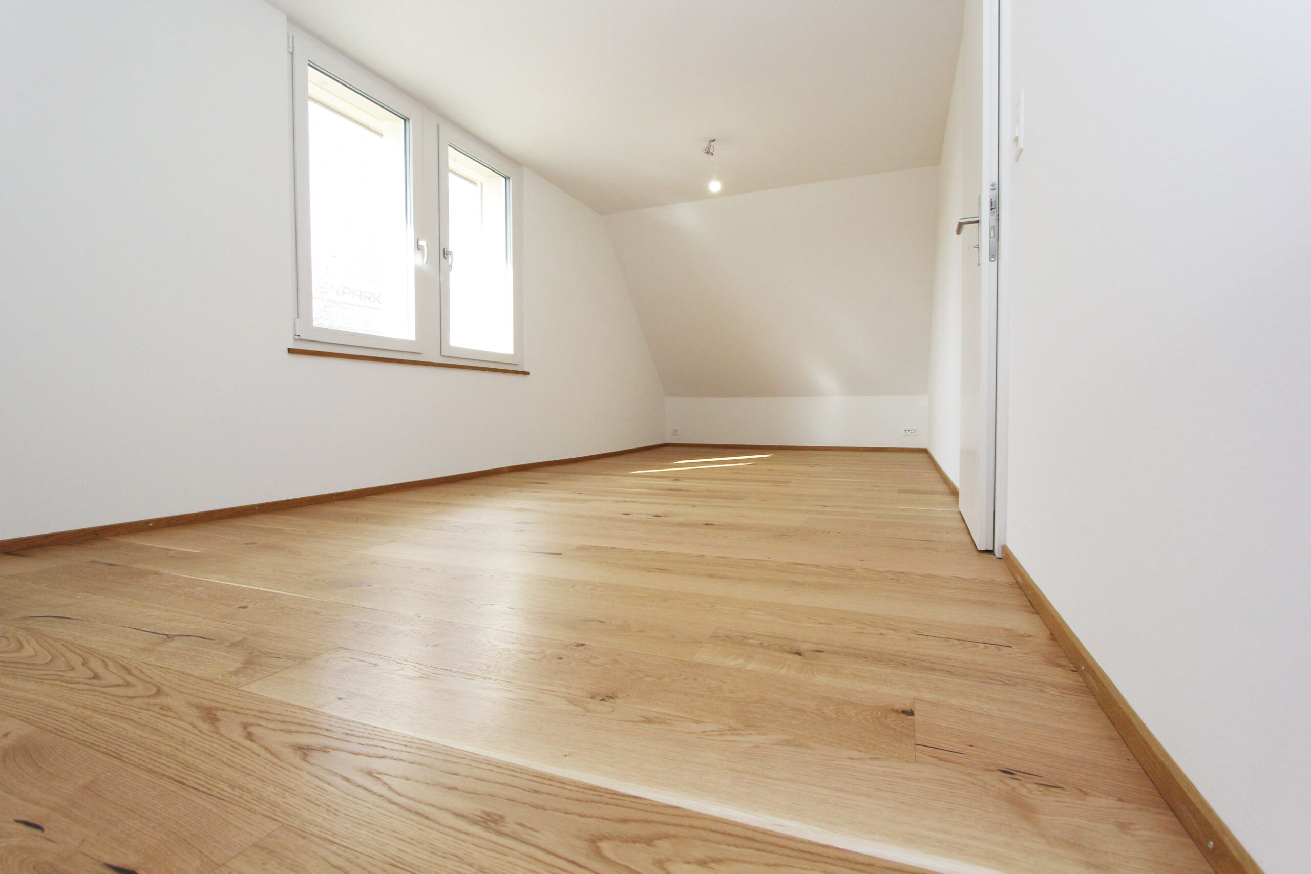 Heller leerer Dachraum mit Holzfußboden