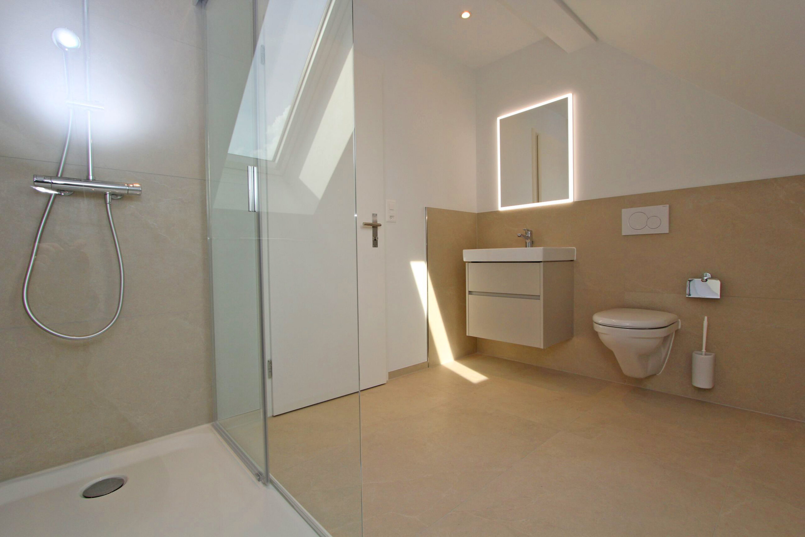 Modernes Badezimmer mit begehbarer Dusche und Dachfenster