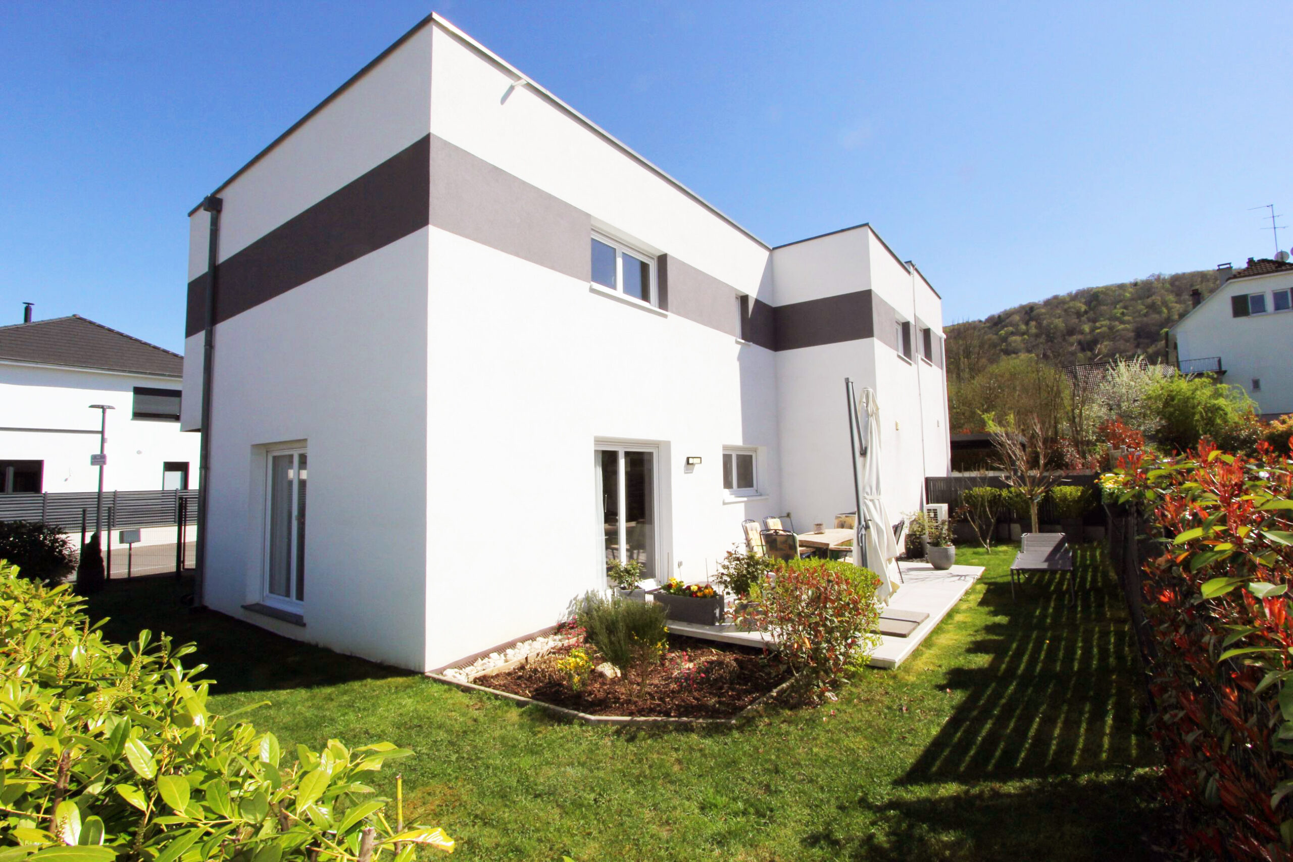 Modernes Einfamilienhaus mit Garten