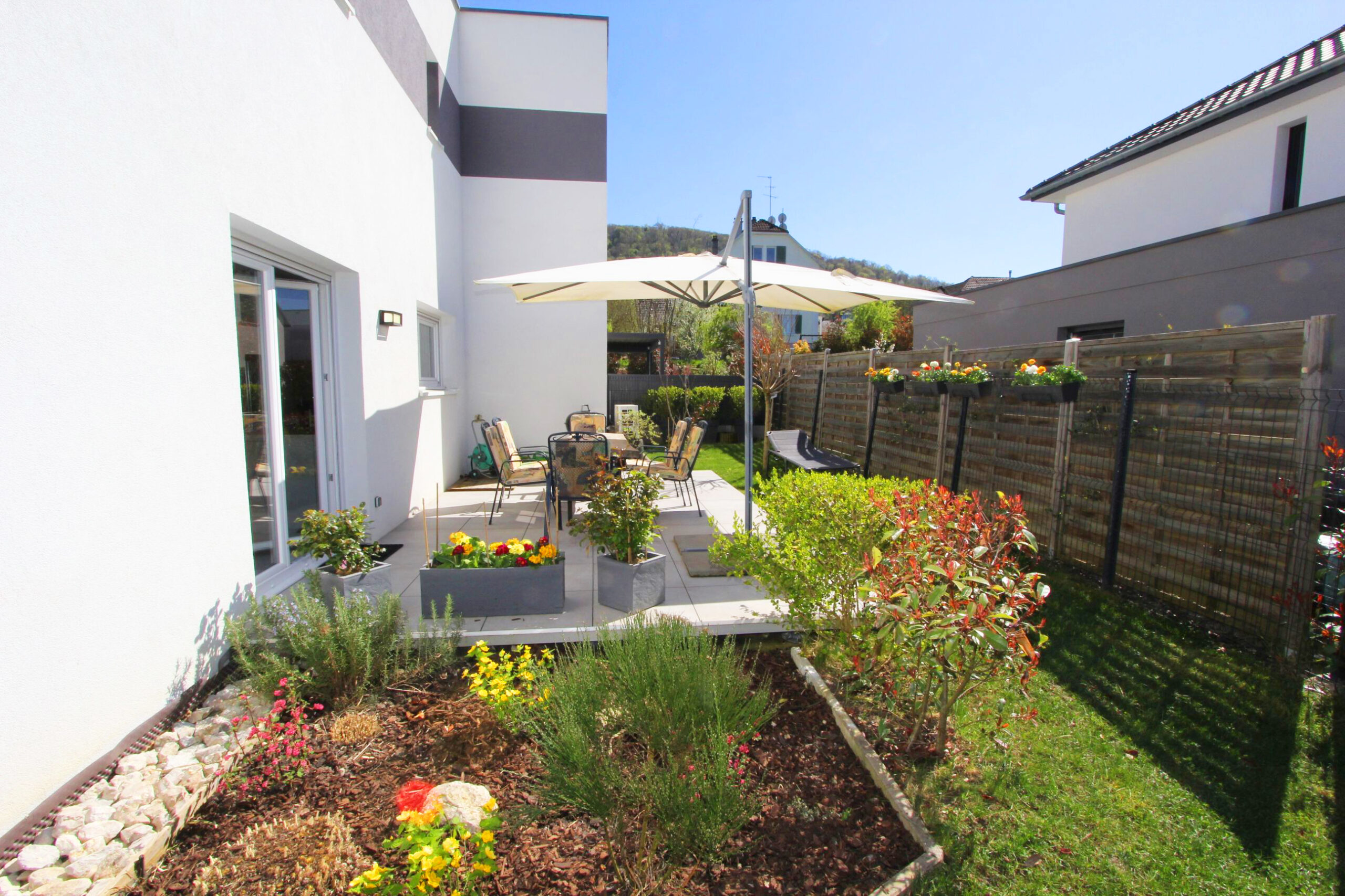Terrasse mit Garten und Sitzbereich