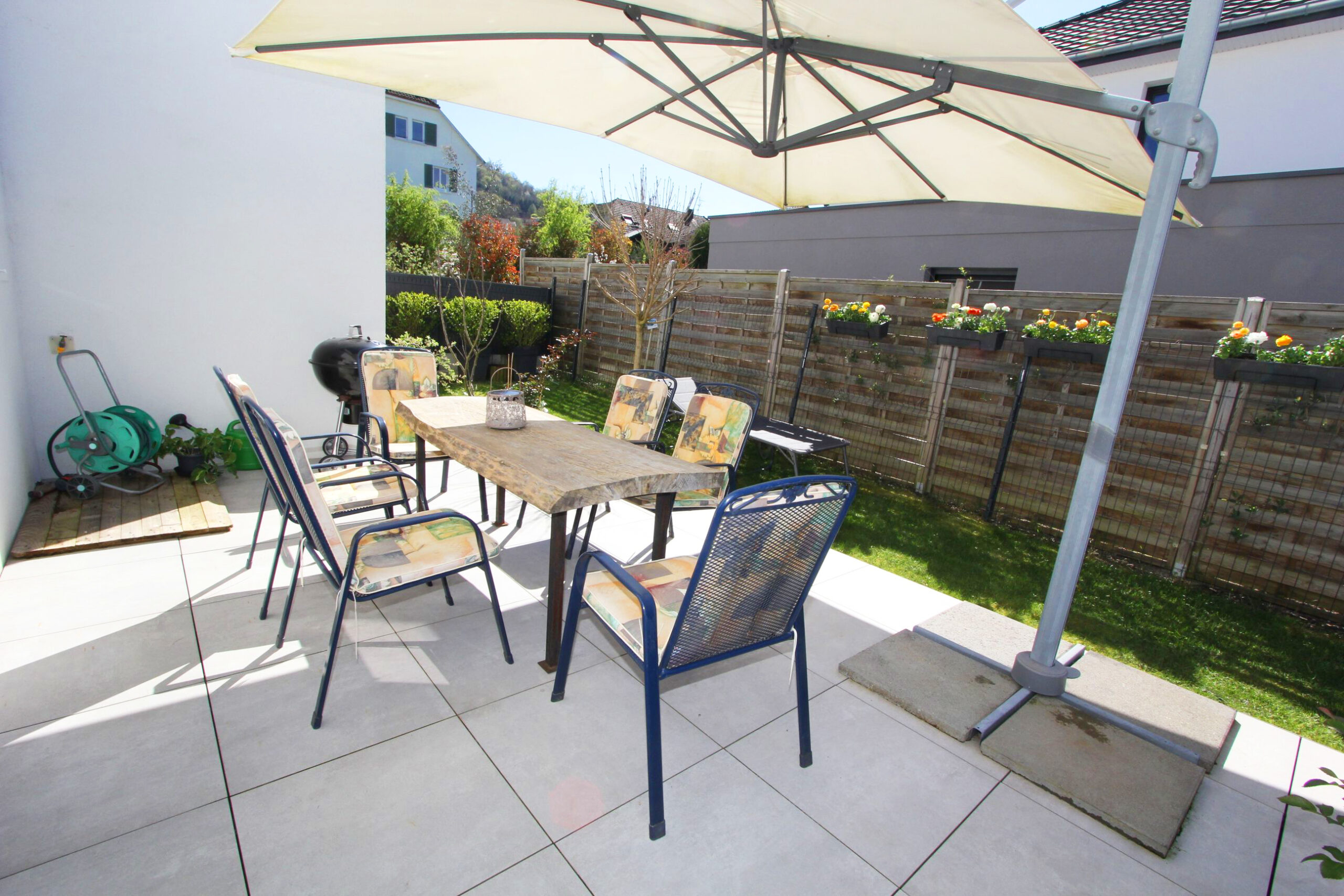 Terrasse mit Sitzgruppe und Sonnenschirm