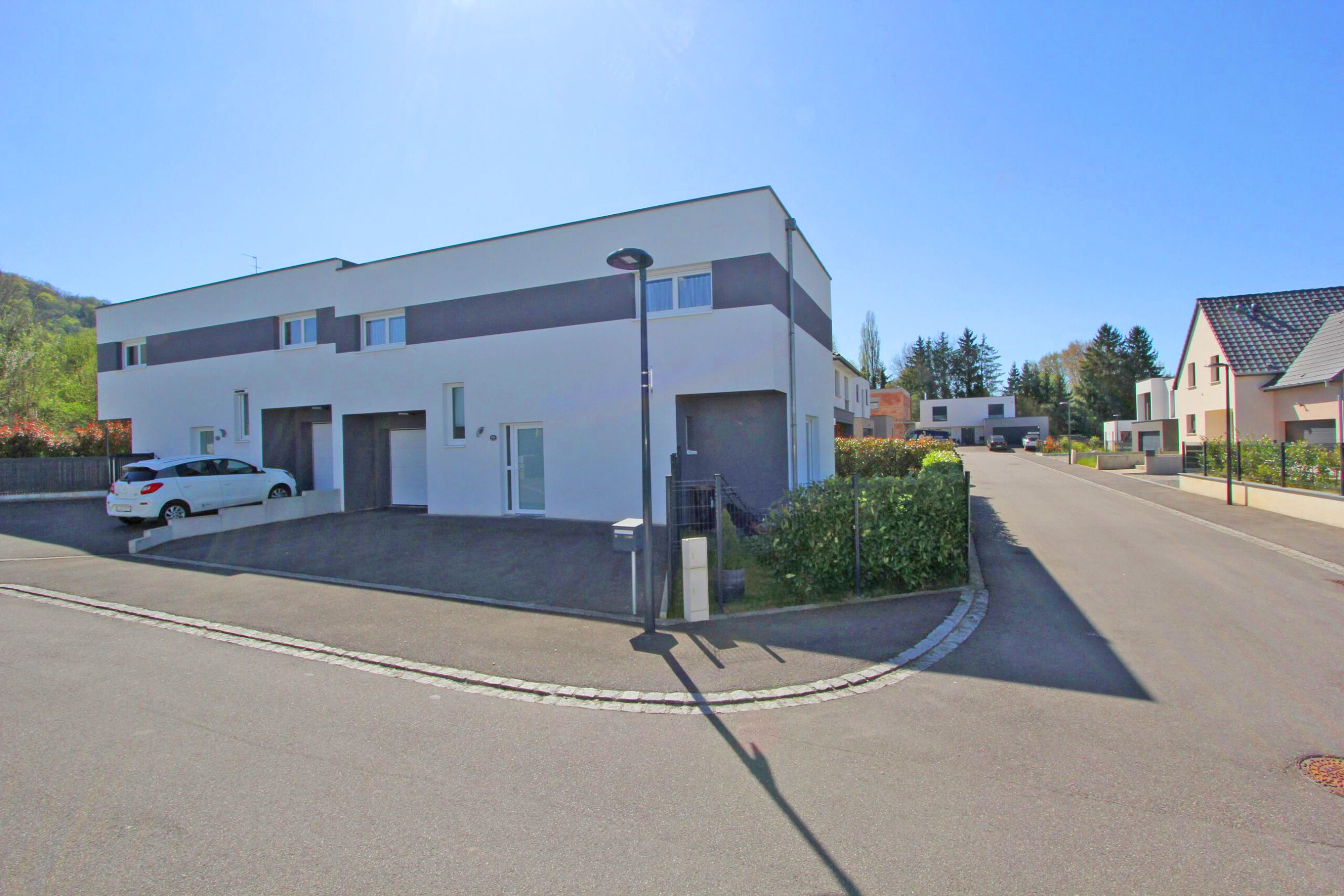 Moderne Wohnhausanlage an einer Straße