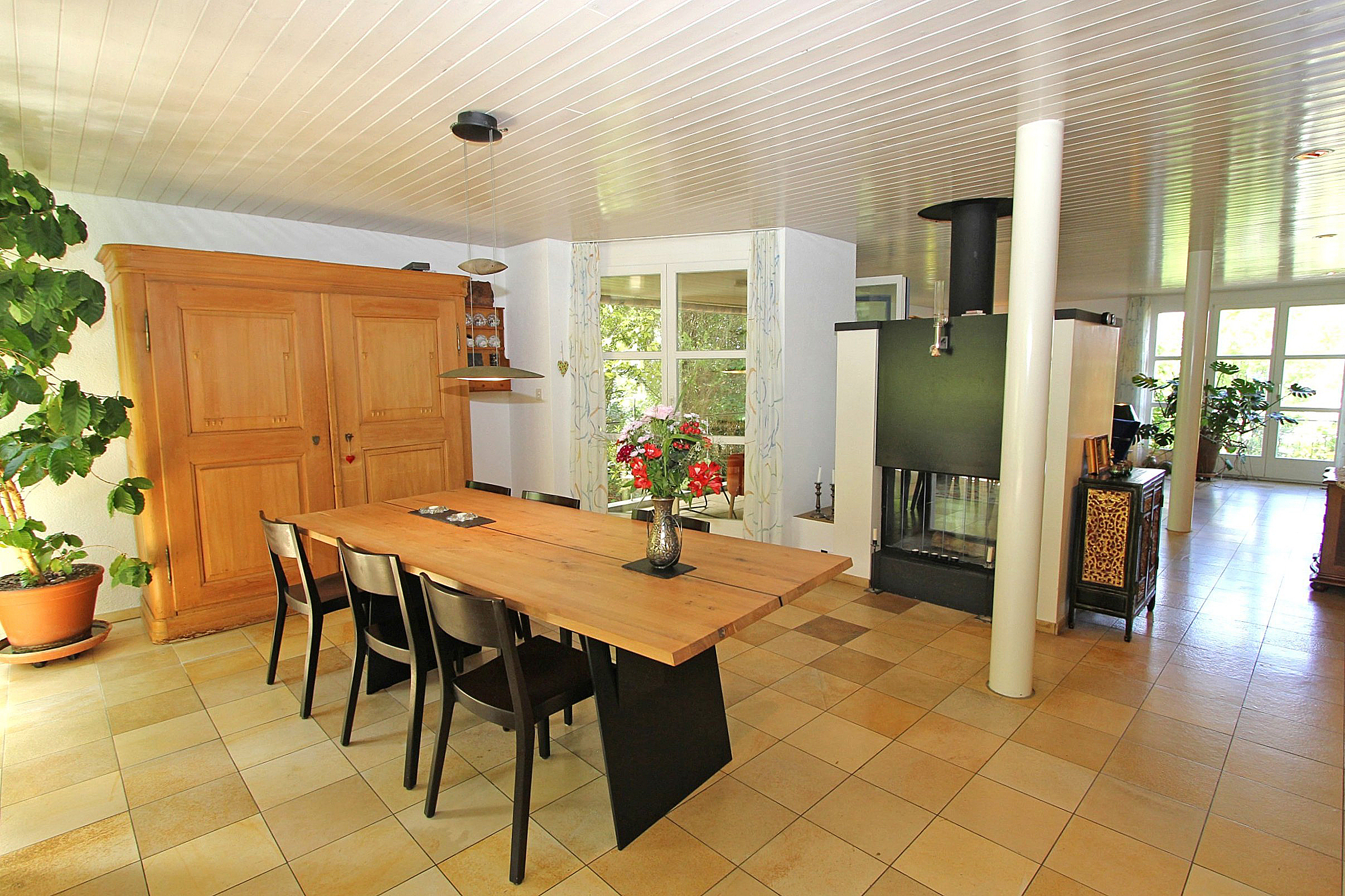Essbereich mit Kamin und Holzmöbeln