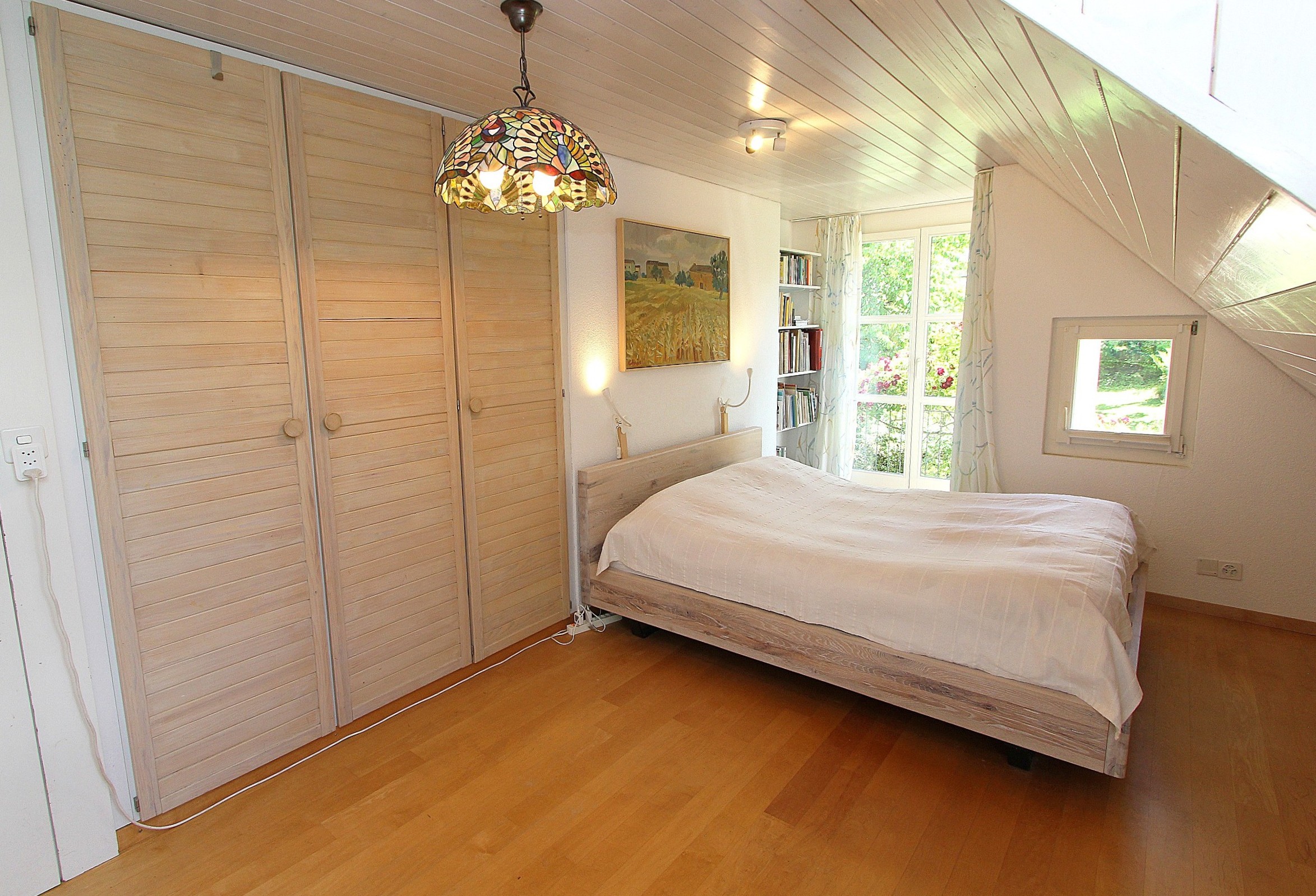 Helles Schlafzimmer mit Dachschräge