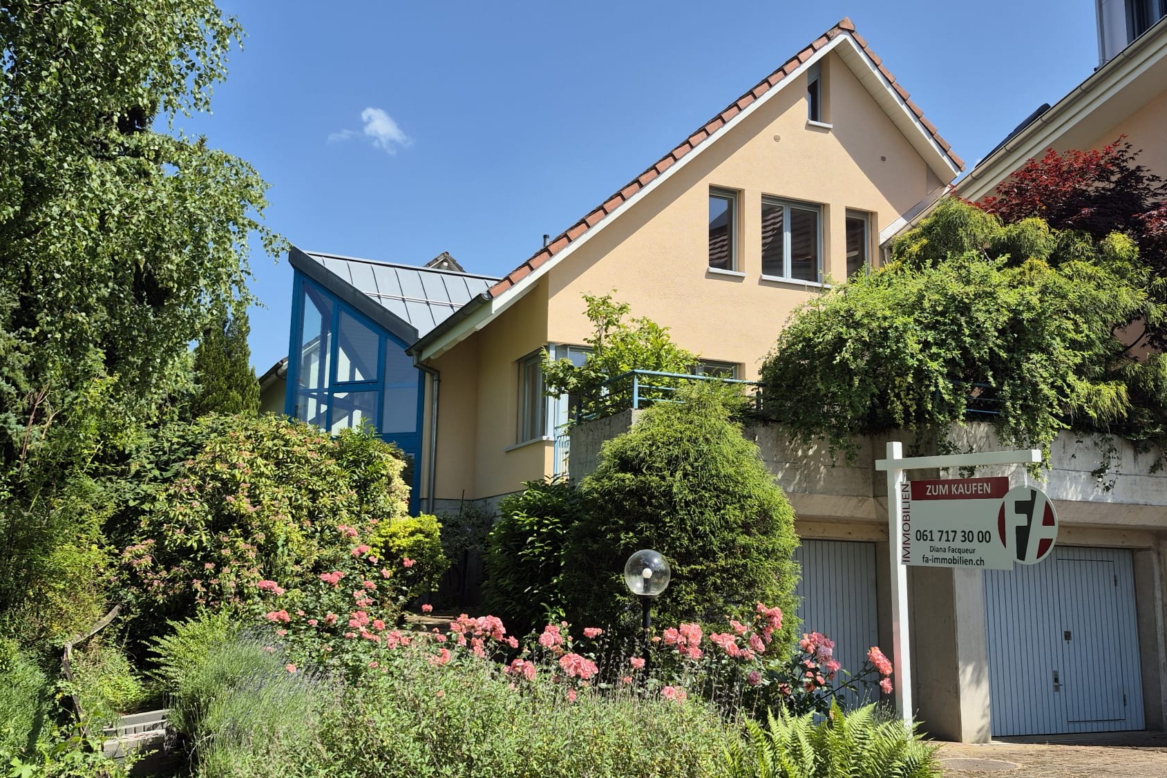 Wohnhaus mit Garten und Verkaufsschild