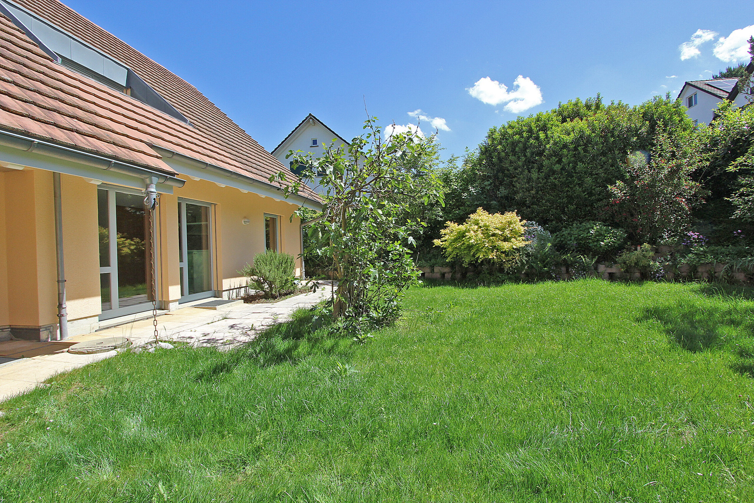 Einfamilienhaus mit gepflegtem Garten