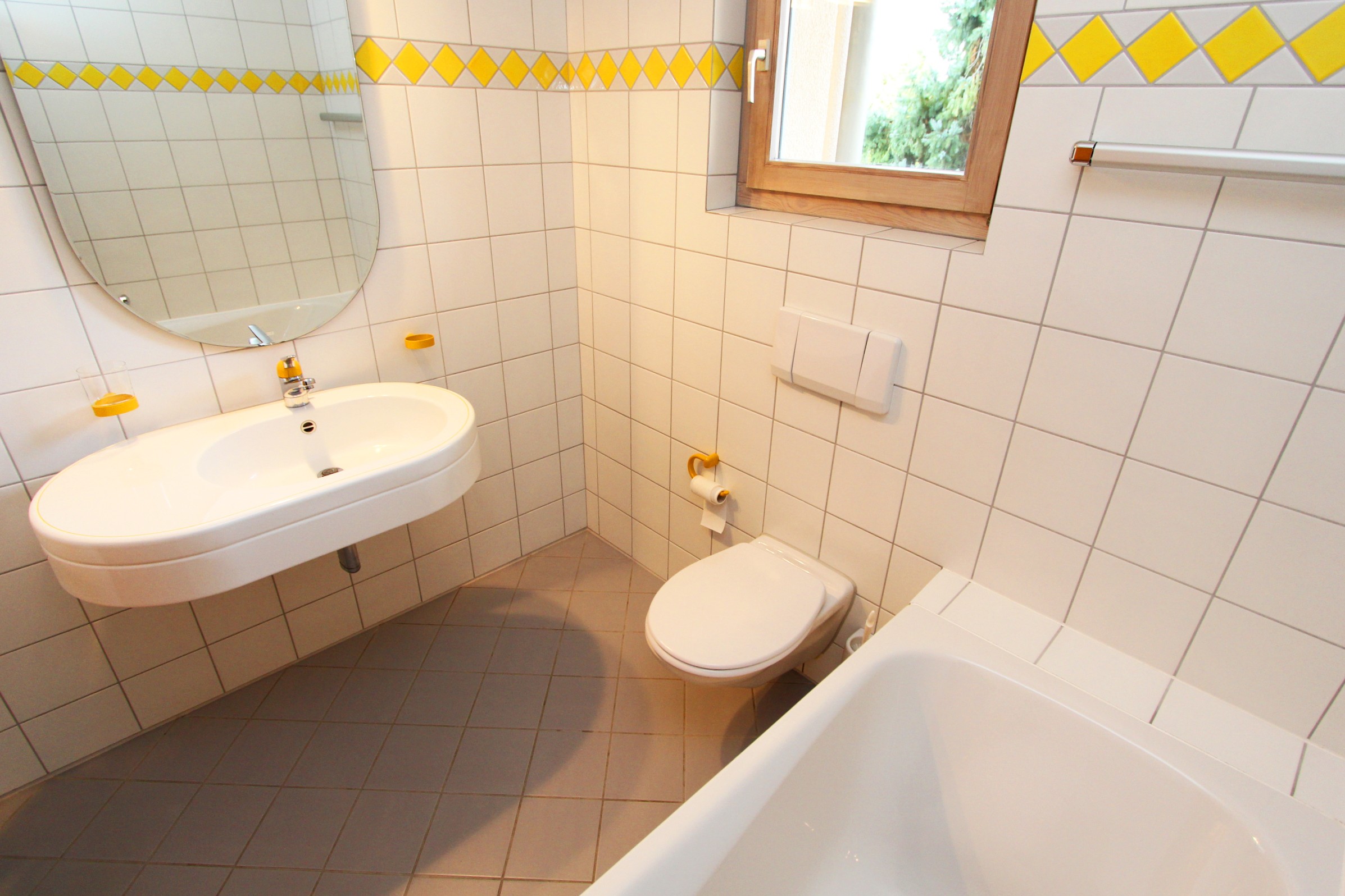Badezimmer mit Badewanne, Waschbecken und WC