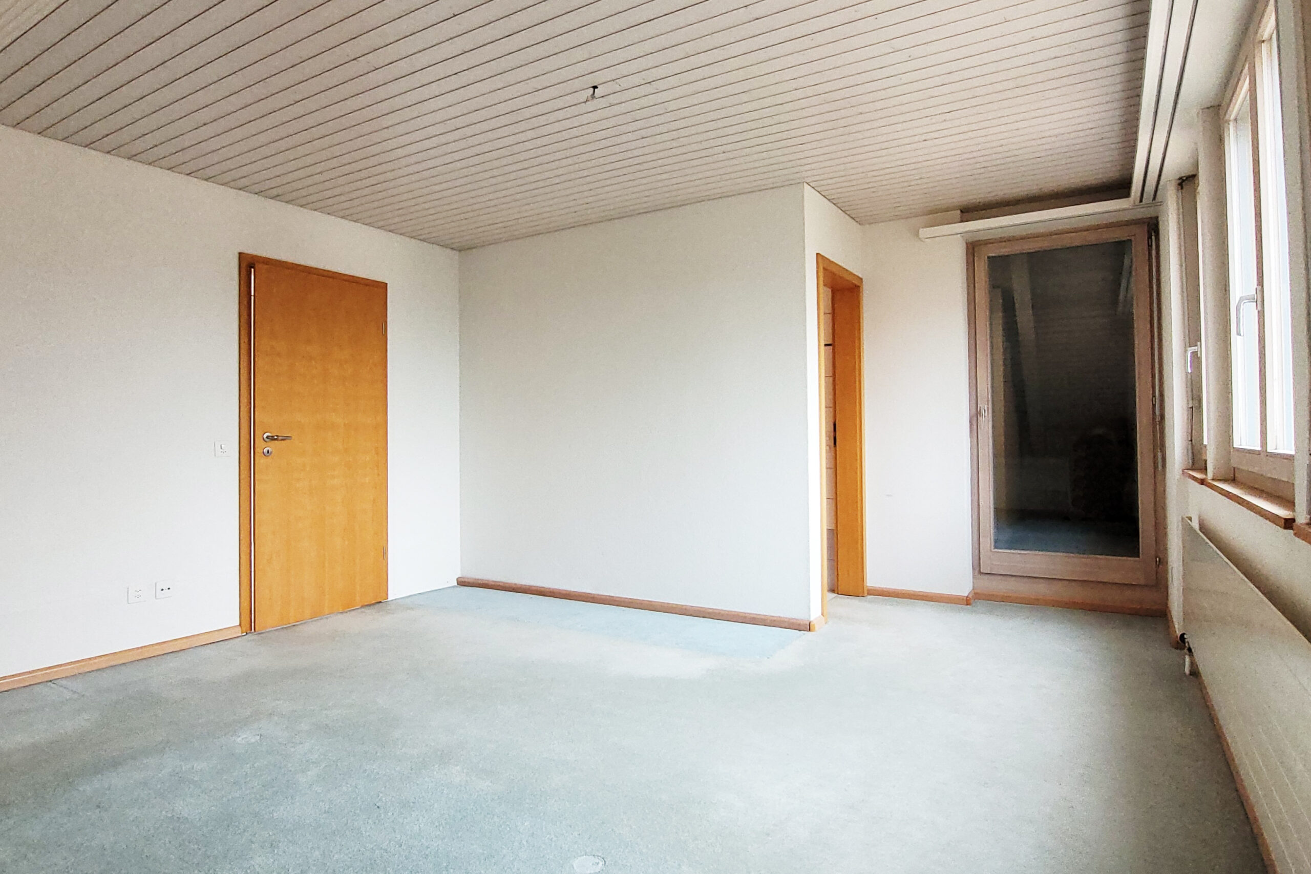 Leeres Zimmer mit Tür und Fenstern