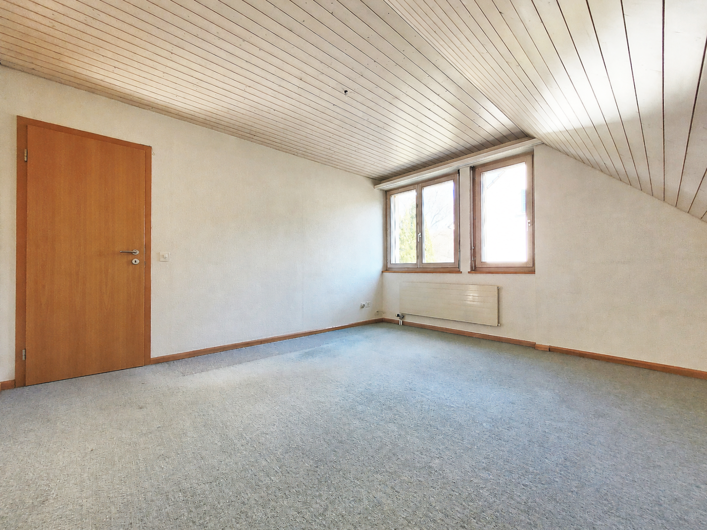 Dachgeschossraum mit einfacher Ausstattung