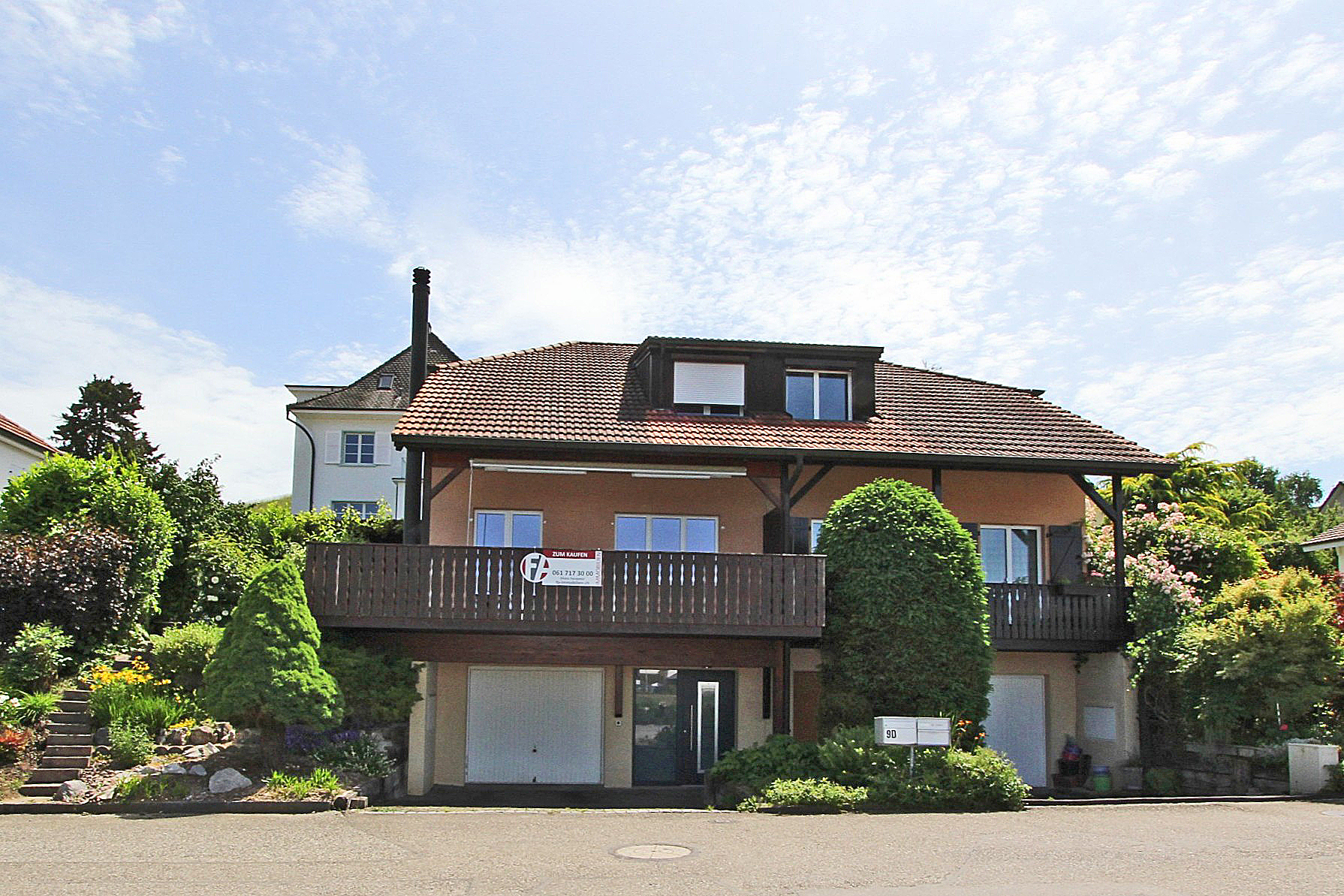 Wohnhaus mit Balkon und Garage