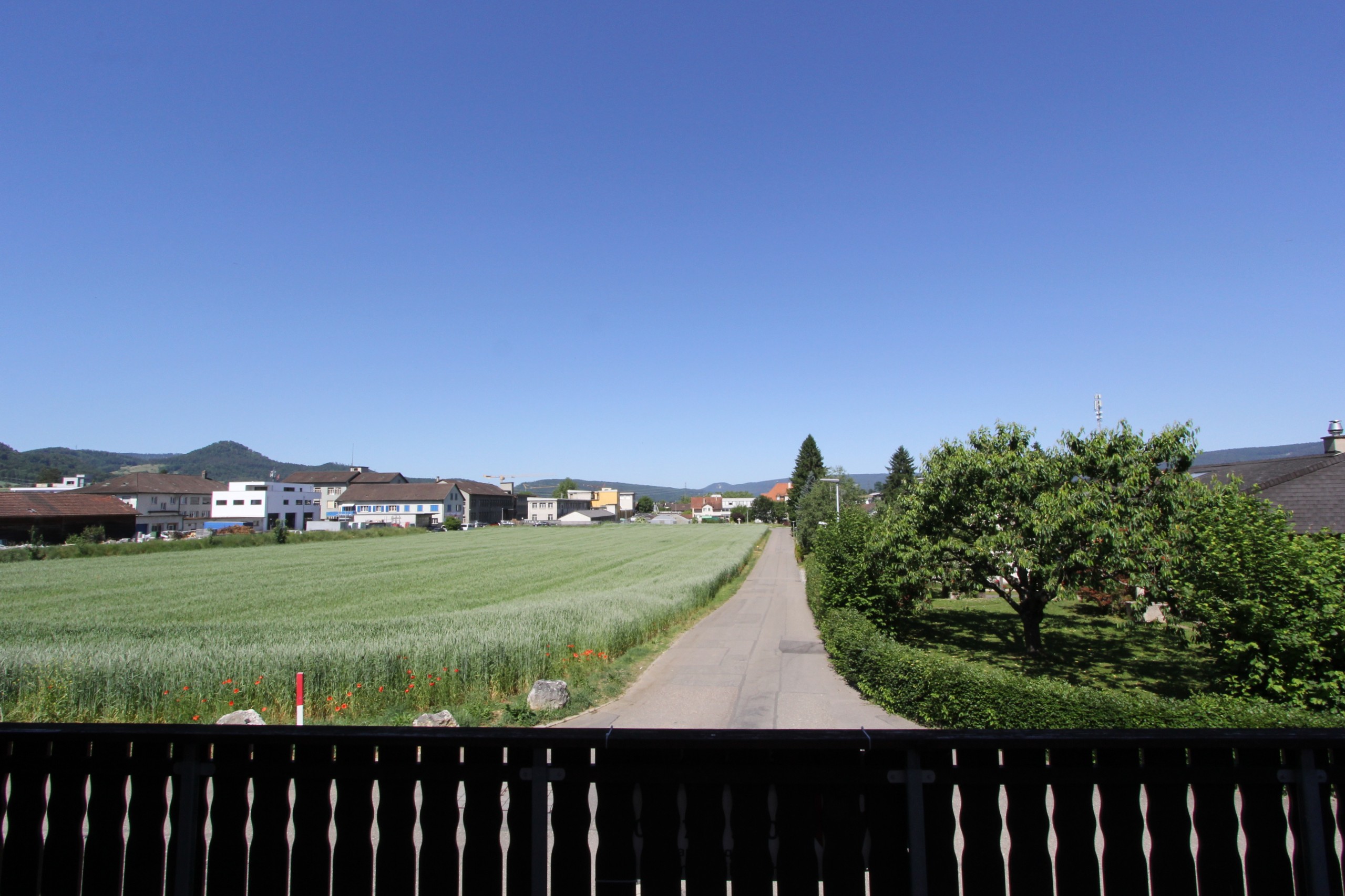 Ländlicher Ausblick von einer Terrasse