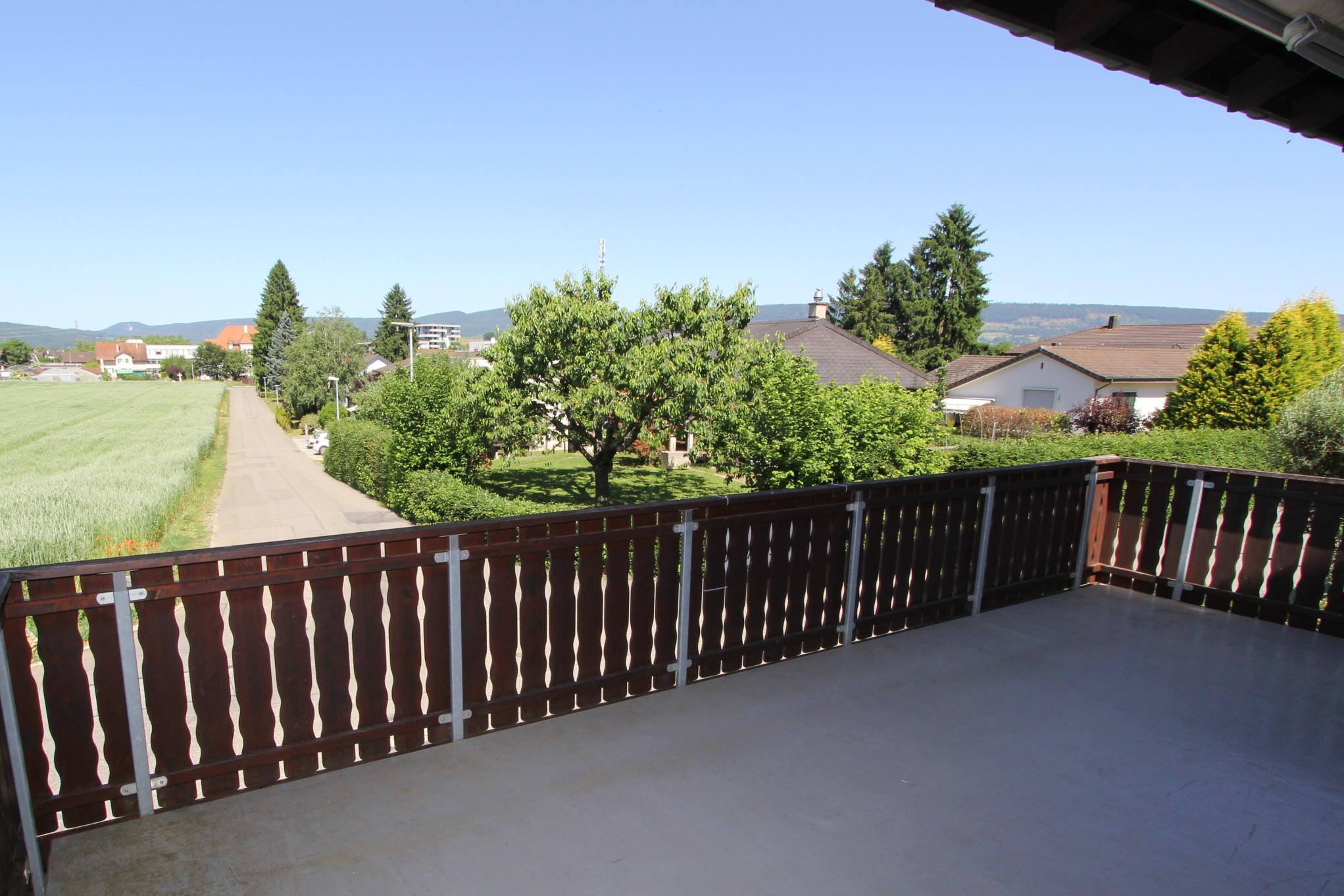 Balkon mit Weitblick über die Wohnsiedlung