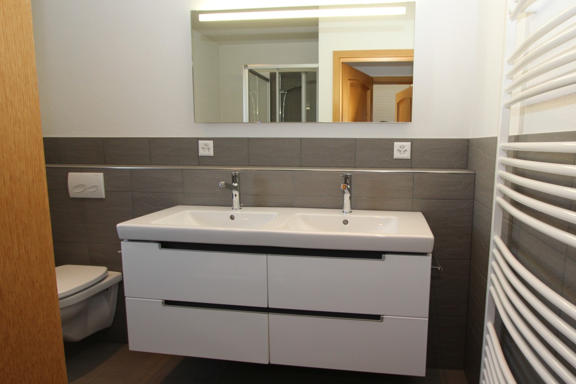 Modernes Badezimmer mit Doppelwaschtisch