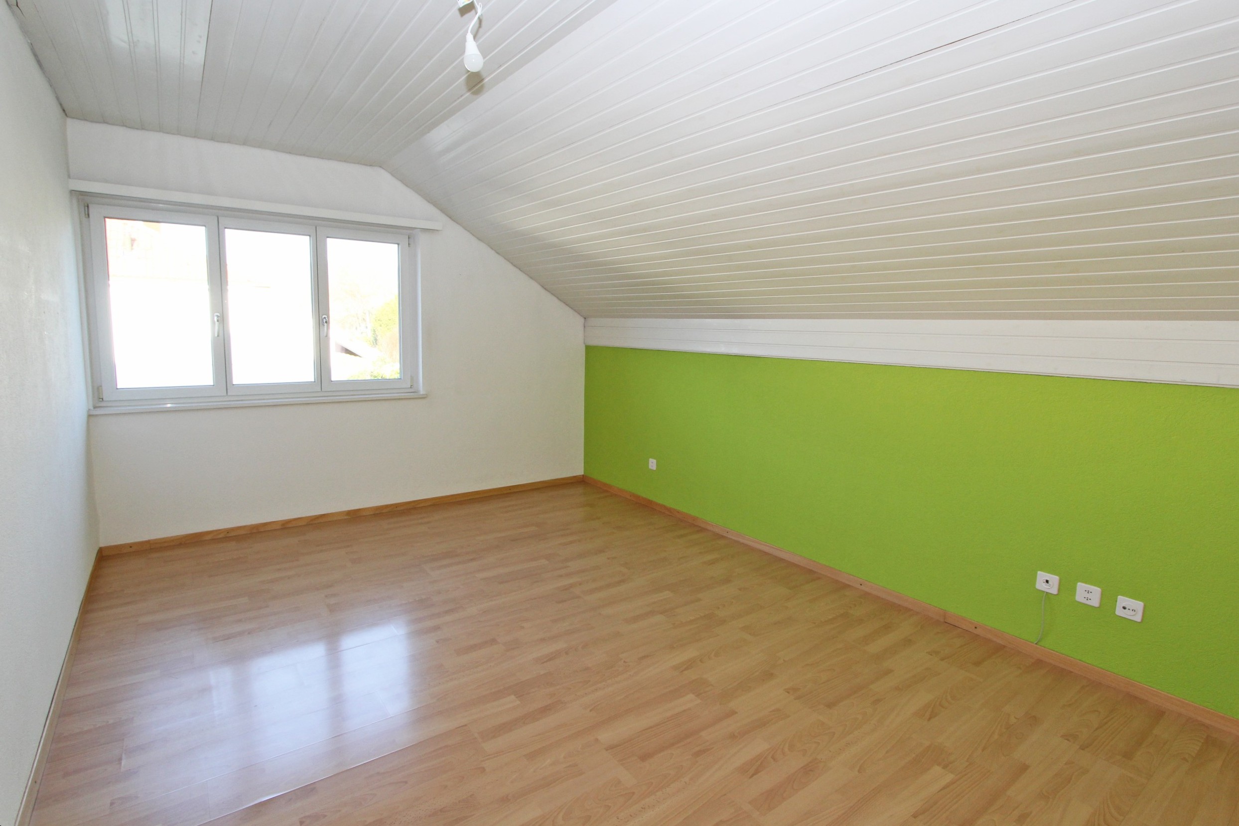 Helles Dachzimmer mit Schrägen