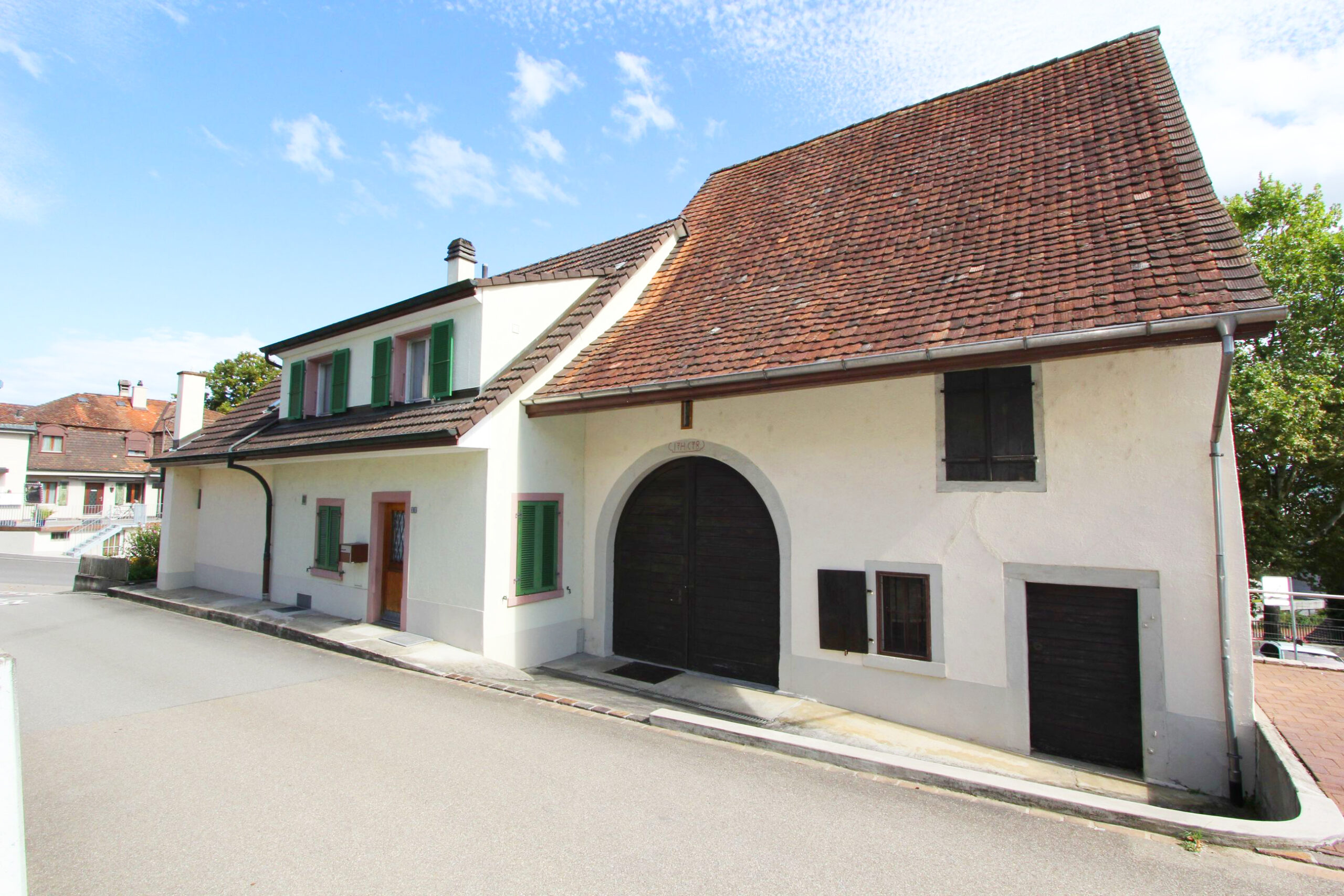 Historisches Wohnhaus mit steilem Ziegeldach