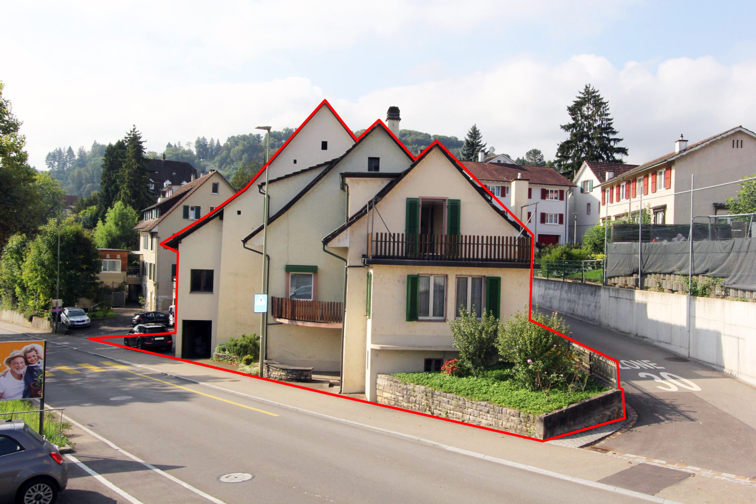 Außenansicht eines Wohnhauses an einer Straßenkreuzung