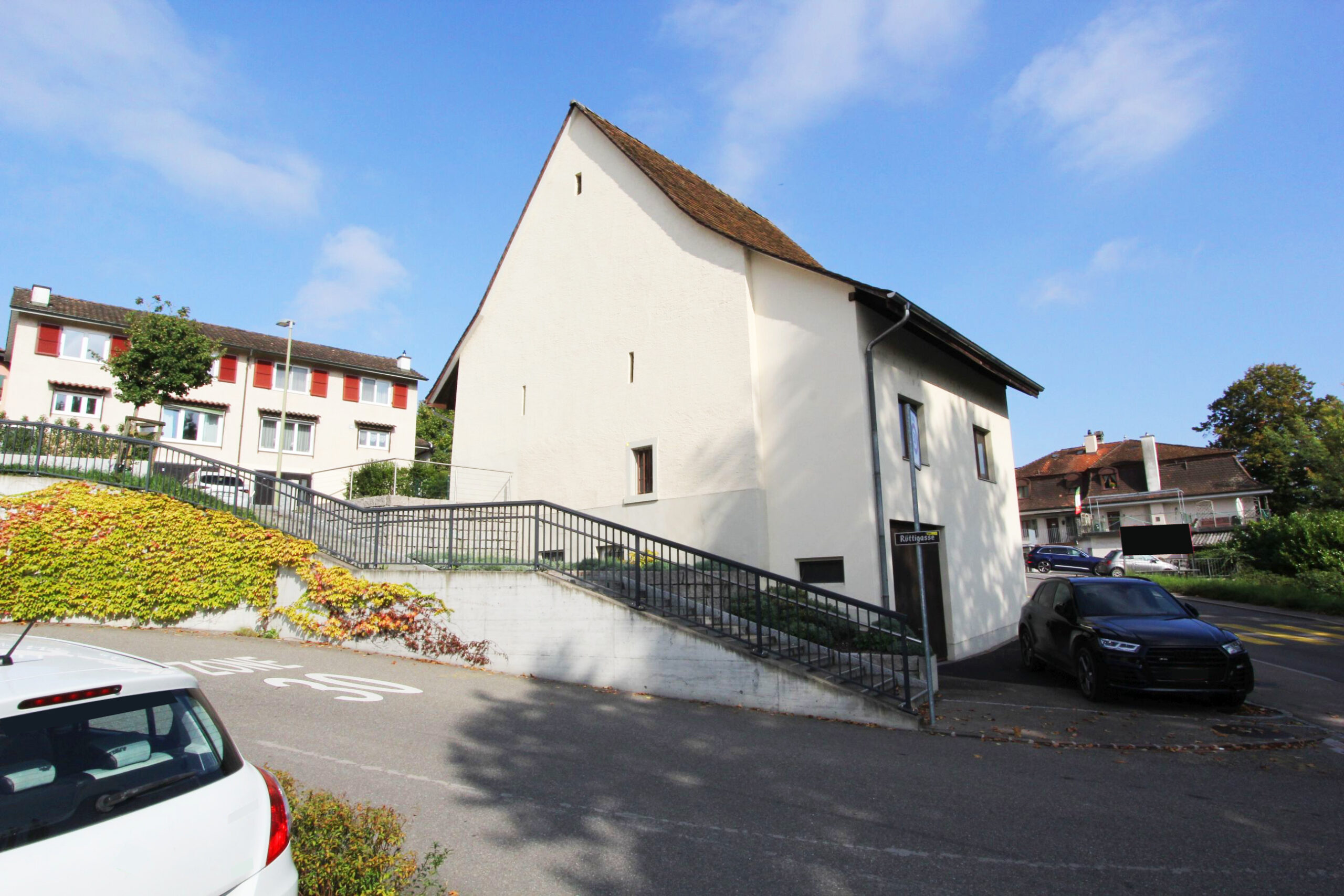 Außenansicht eines Wohngebäudes an einer Straßenecke