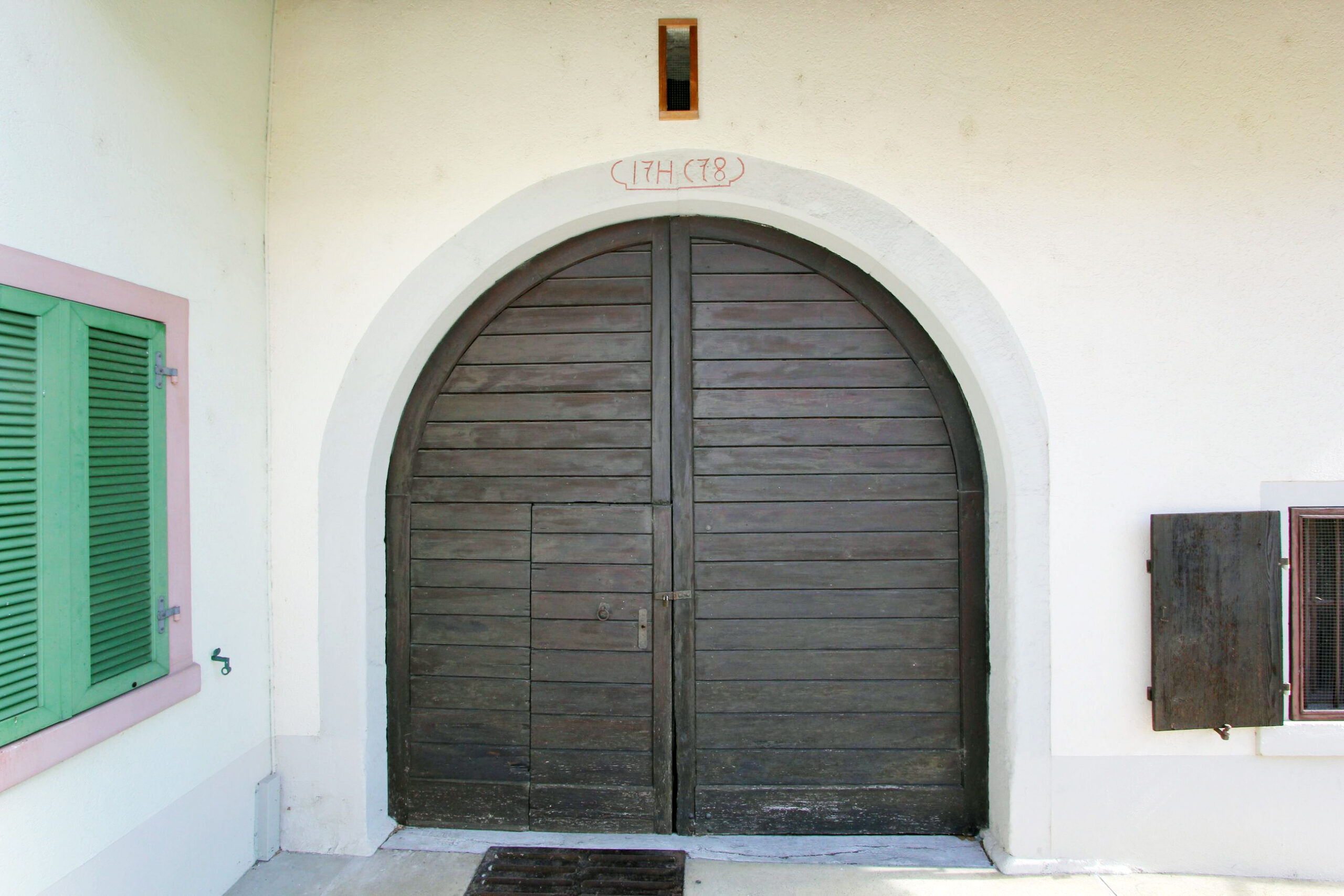 Historischer Eingang mit Rundbogen
