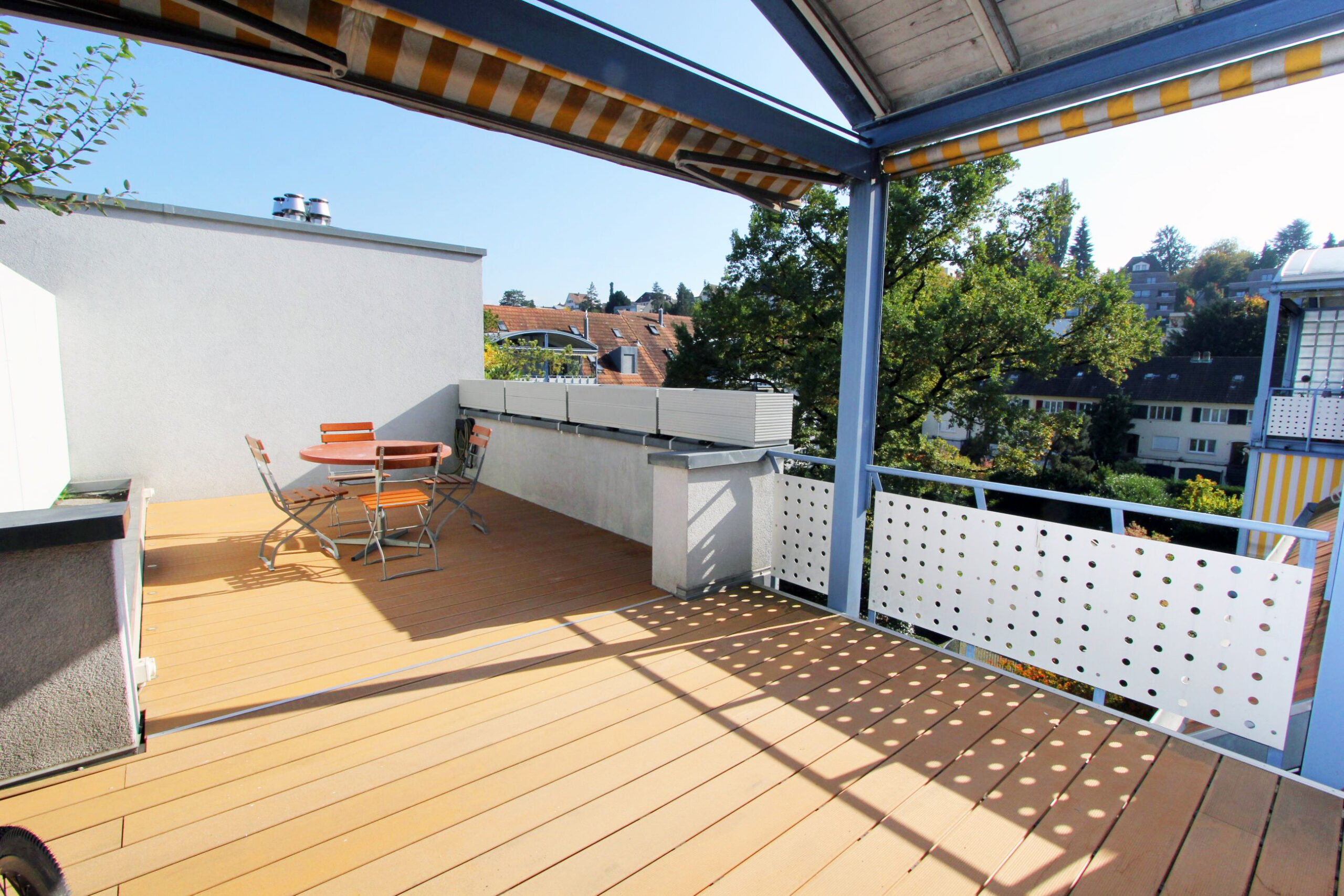 Dachterrasse mit Sitzgruppe und Markise